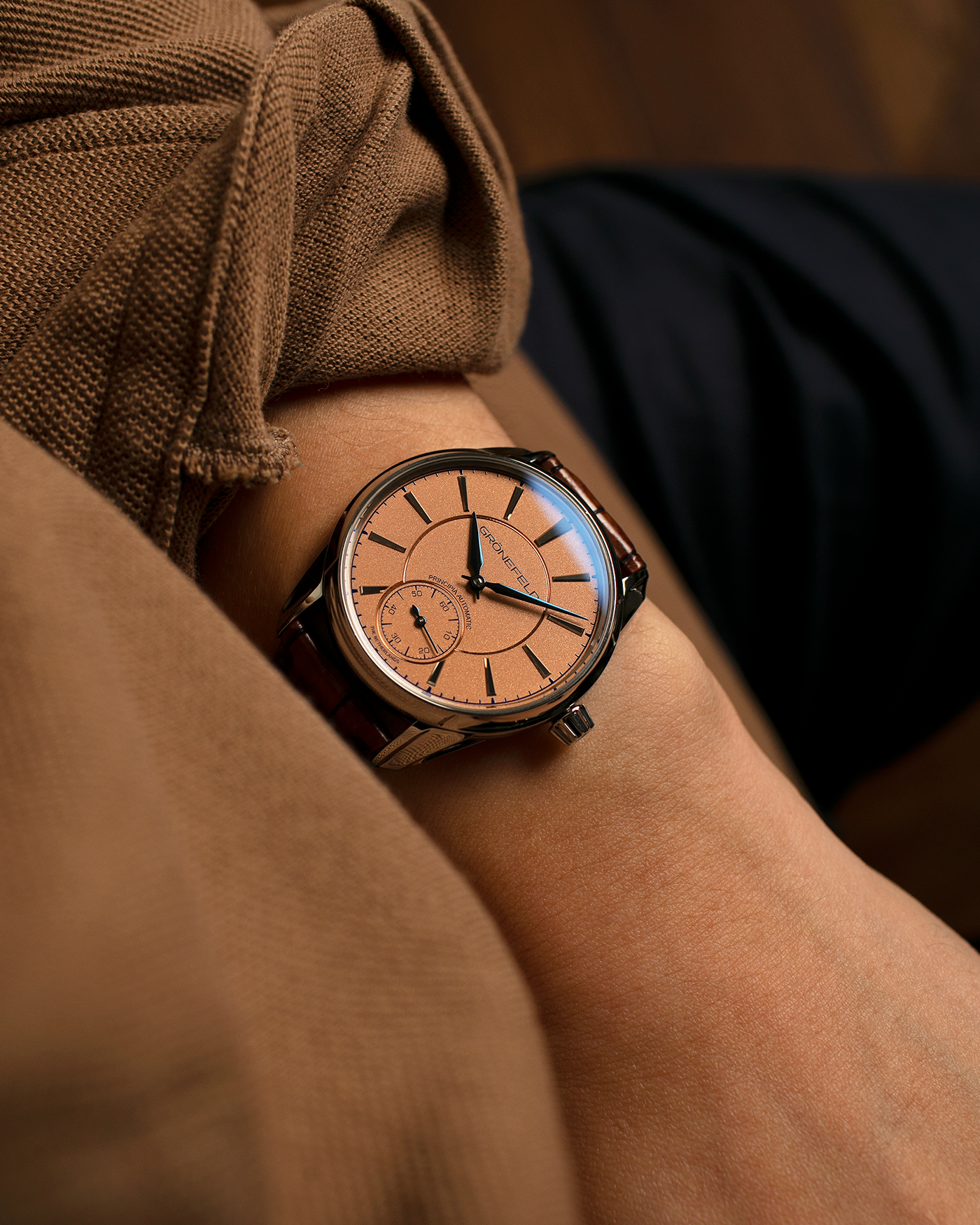 Brand: Grönefeld
Year: 2022
Model: 1941 Principia ‘Salmon’
Material: Stainless Steel
Movement: Grönefeld Cal. G-06, Self-Winding
Case Dimensions: 39.5mm x 10.5mm (Lug-to-Lug 47mm)
Lug Width: 20mm
Strap: Grönefeld Brown Alligator Leather Strap with Signed Stainless Steel Tang Buckle
