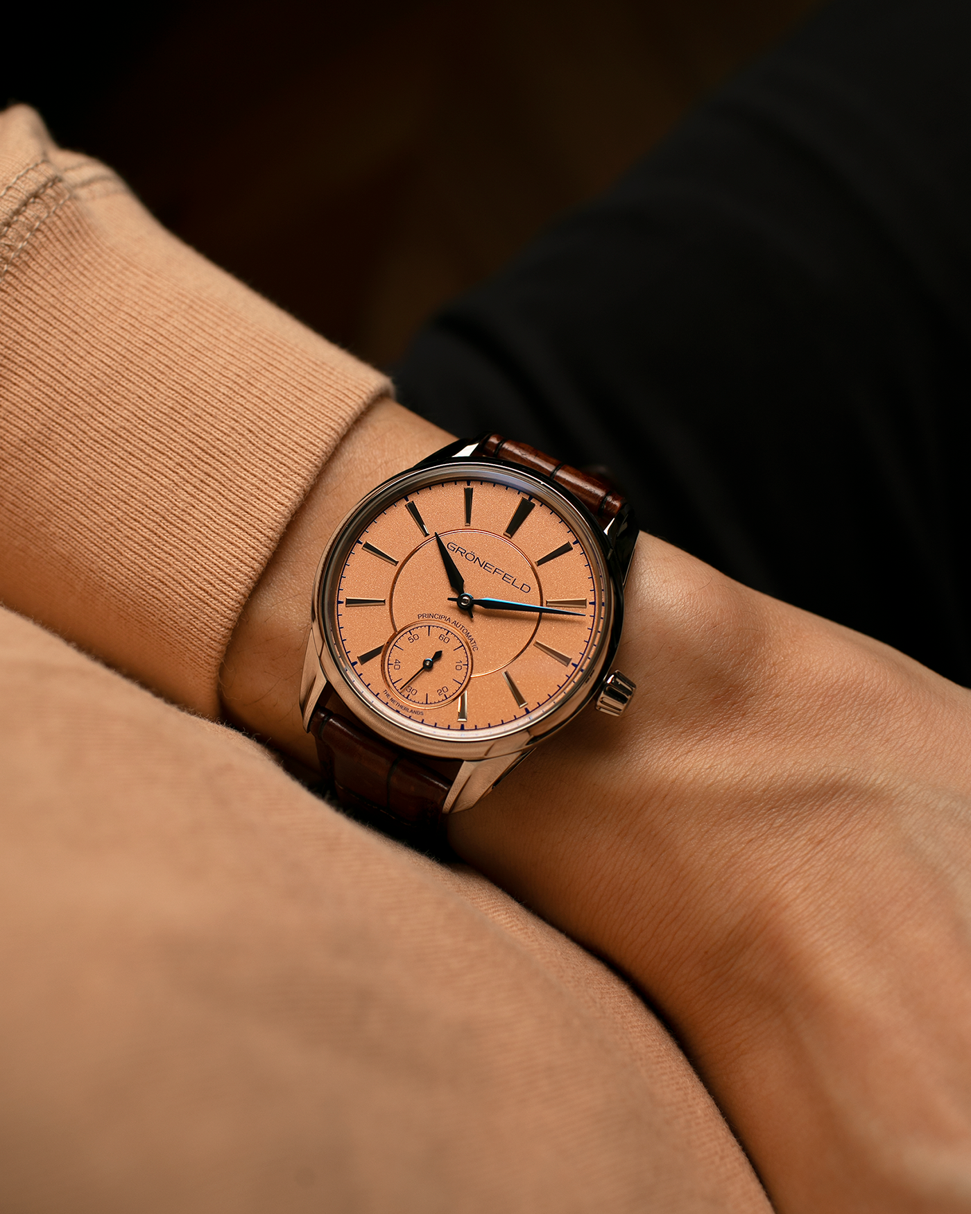 Brand: Grönefeld
Year: 2022
Model: 1941 Principia ‘Salmon’
Material: Stainless Steel
Movement: Grönefeld Cal. G-06, Self-Winding
Case Dimensions: 39.5mm x 10.5mm (Lug-to-Lug 47mm)
Lug Width: 20mm
Strap: Grönefeld Brown Alligator Leather Strap with Signed Stainless Steel Tang Buckle