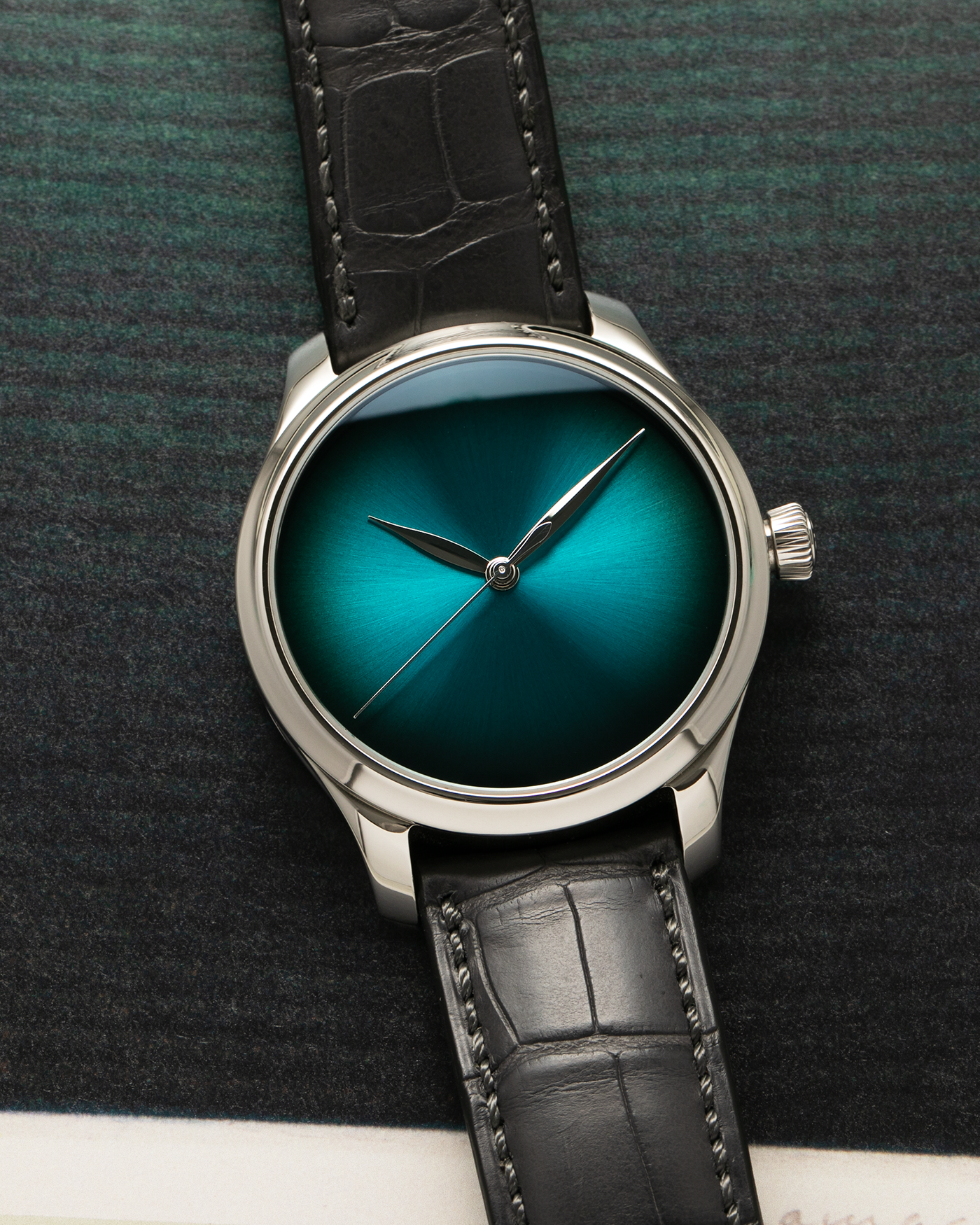 H.Moser & Cie Endeavour Center Seconds Blue Lagoon Fumé