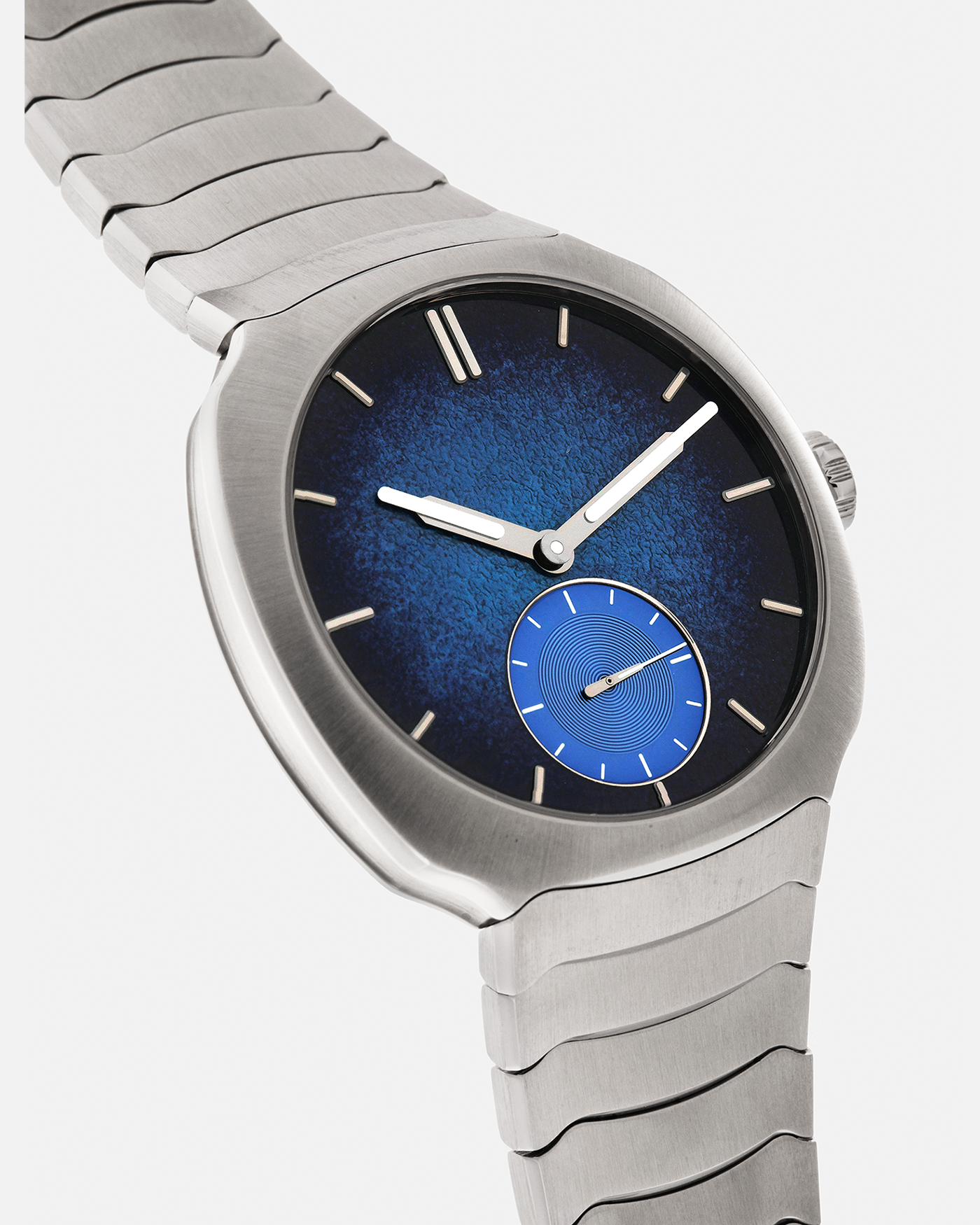 Brand: H. Moser & Cie
Year: 2025
Model: Streamliner Small Seconds Blue Enamel
Reference: 6500-1200
Material: Stainless Steel
Movement: HMC Cal. 500, Micro-Rotor Self-Winding
Case Dimensions: 39mm x 10.9mm
Bracelet: H. Moser & Cie Integrated Stainless Steel Bracelet with Deployant Clasp
