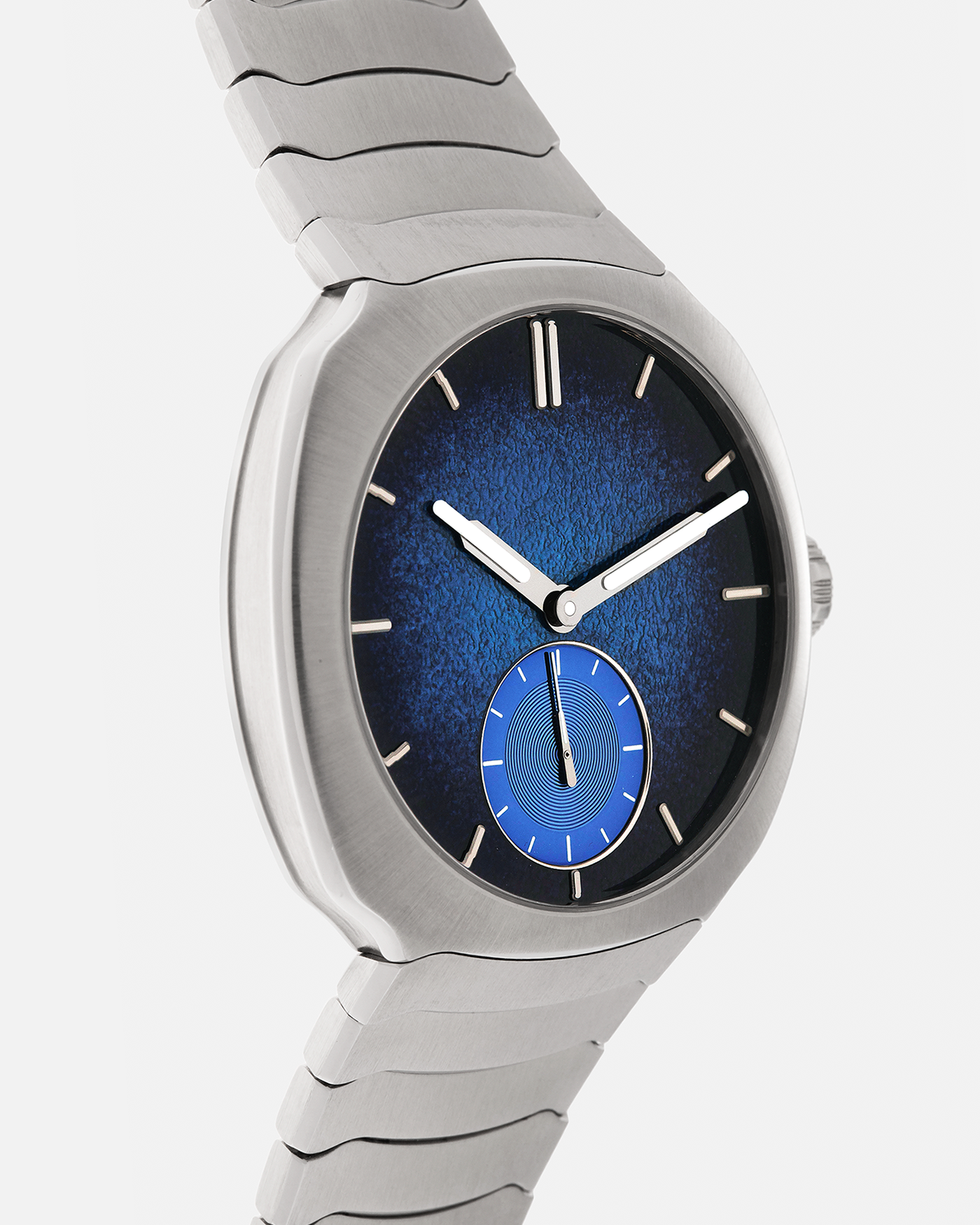 Brand: H. Moser & Cie
Year: 2025
Model: Streamliner Small Seconds Blue Enamel
Reference: 6500-1200
Material: Stainless Steel
Movement: HMC Cal. 500, Micro-Rotor Self-Winding
Case Dimensions: 39mm x 10.9mm
Bracelet: H. Moser & Cie Integrated Stainless Steel Bracelet with Deployant Clasp