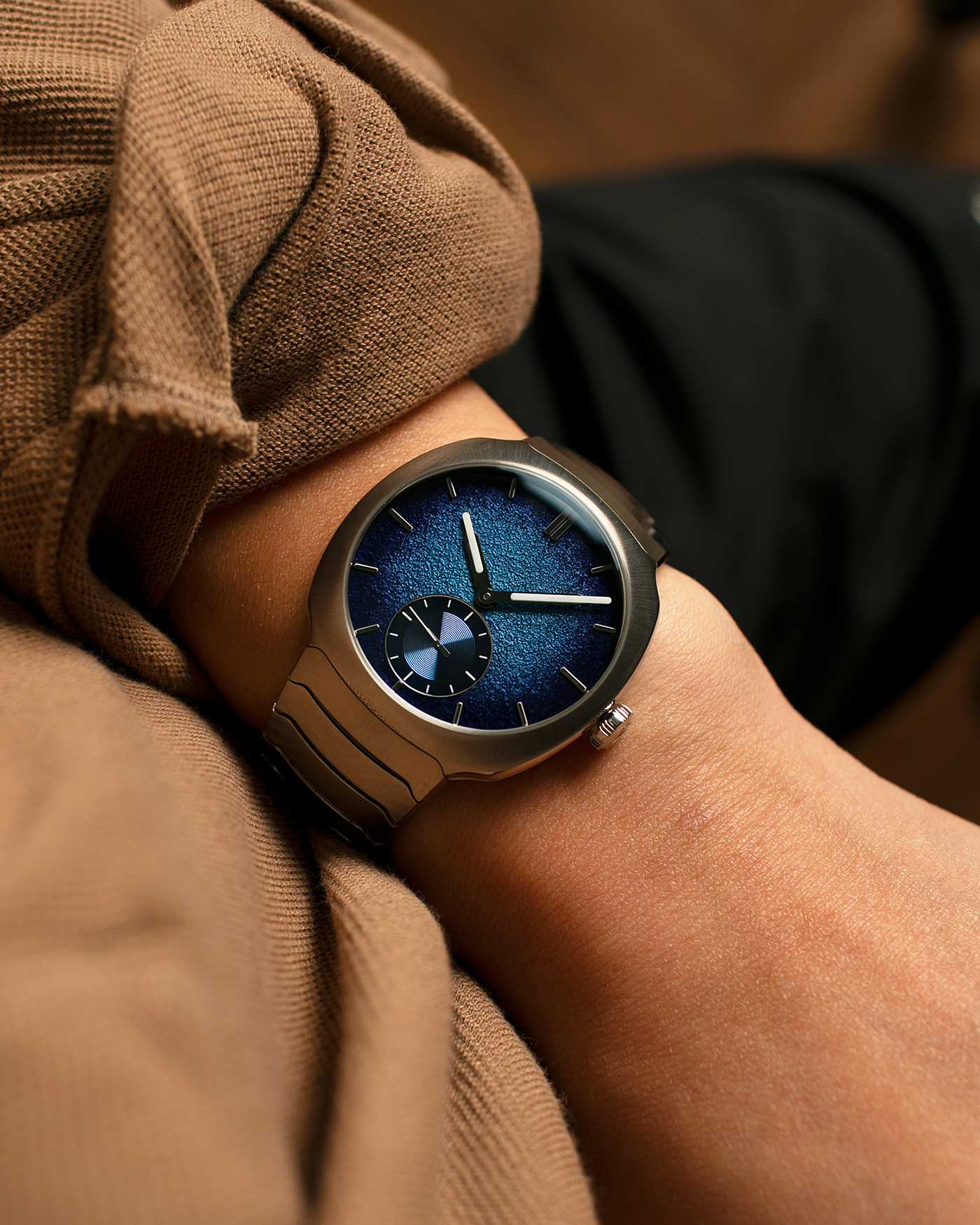 Brand: H. Moser & Cie
Year: 2025
Model: Streamliner Small Seconds Blue Enamel
Reference: 6500-1200
Material: Stainless Steel
Movement: HMC Cal. 500, Micro-Rotor Self-Winding
Case Dimensions: 39mm x 10.9mm
Bracelet: H. Moser & Cie Integrated Stainless Steel Bracelet with Deployant Clasp