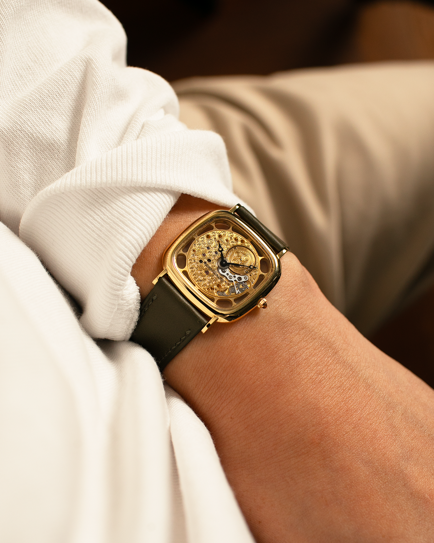 Brand: Jaeger-LeCoultre
Reference: 141.007.1 Skeleton
Year: 1981
Material: 18-carat Yellow Gold Case, 14-Carat Yellow Gold Movement, Tiger Eye Cabochon
Movement: Jaeger-LeCoultre Cal. 839, Skeletonized and Manual-Winding
Case Dimensions: 33mm x 4.9mm (Lug-to-Lug 38mm)
Lug Width: 18mm
Strap: Custom Olive Green Calf Leather Strap with Mustard-Yellow Underlining