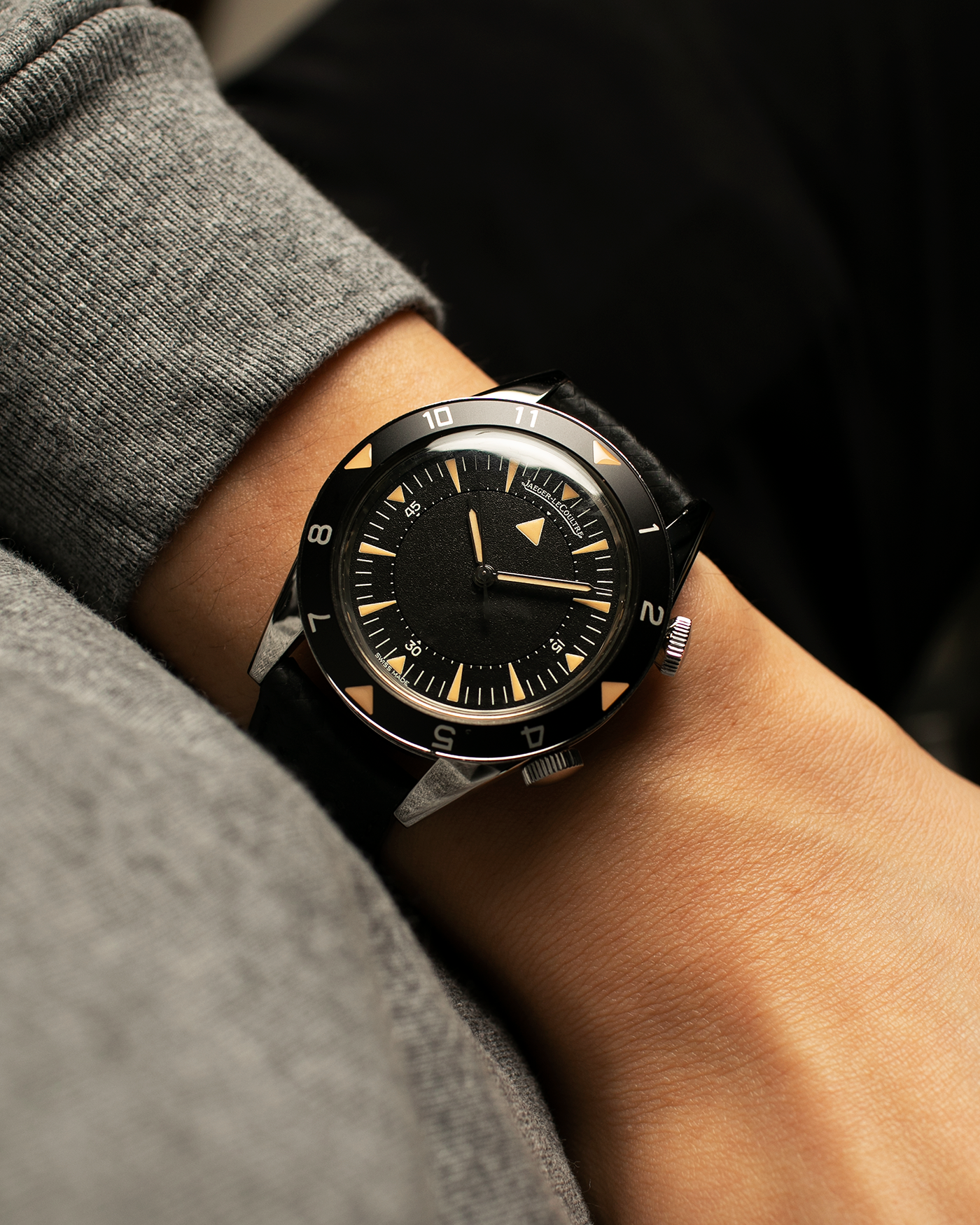 Brand: Jaeger-LeCoultre Model: Memovox ‘Tribute to Deep Sea’, European Limited Edition of 959 pieces Reference Number: Q2028470 Material: Stainless Steel Movement: Jaeger-LeCoultre Cal. 956, Self-Winding Case Diameter: 40.5mm Lug Width: 20mm Strap: Jaeger-LeCoultre Black Perforated Leather Strap with Stainless Steel Tang Buckle
