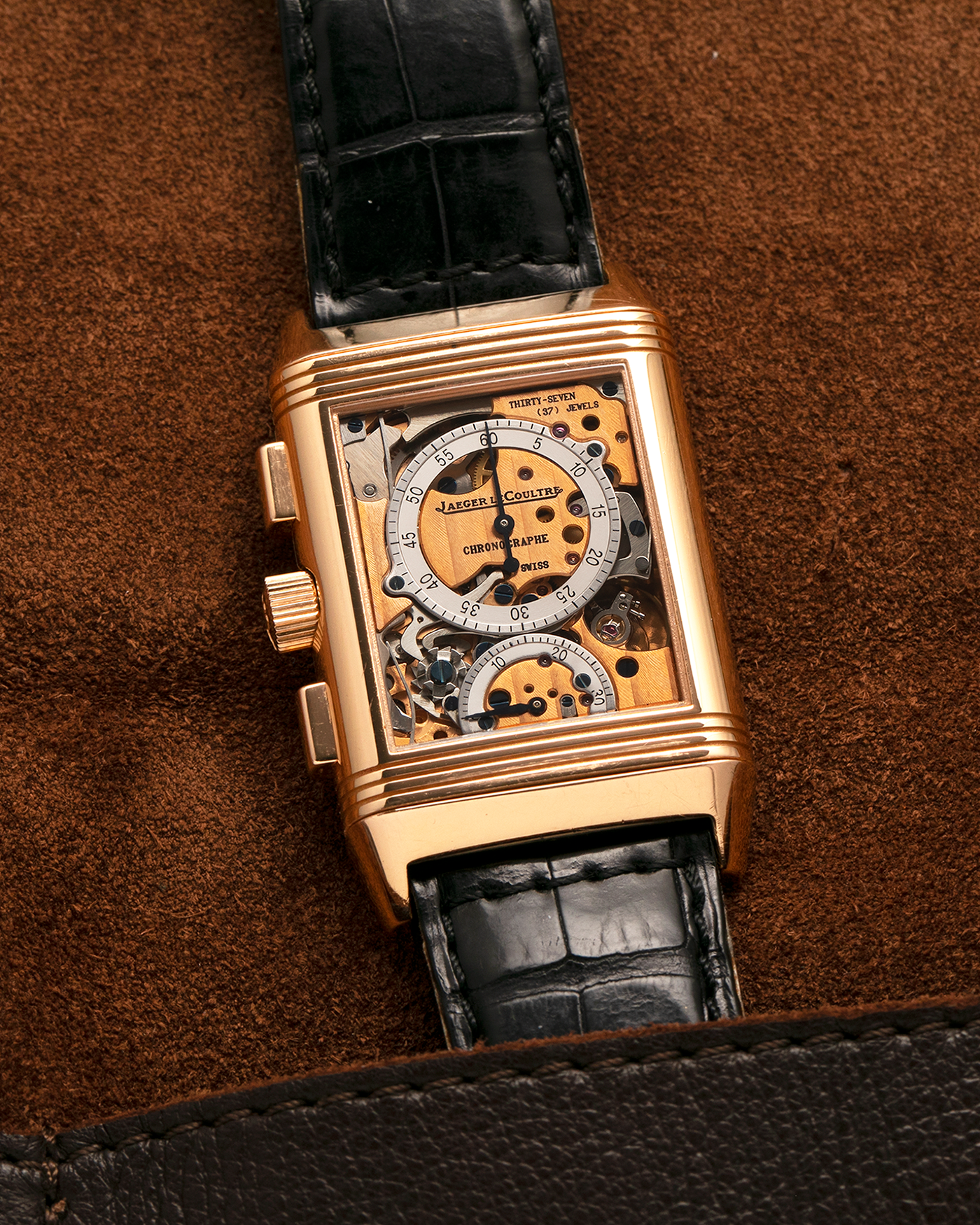 Brand: Jaeger LeCoultre
Year: 1996
Model: Reverso Chronograph Retrograde, Limited to 500 pieces
Reference: 270.2.69
Material: 18-carat Rose Gold
Movement: Jaeger LeCoultre Cal. 829, Manual-Wind
Case Dimensions: 42mm (Including Lugs) x 26mm x 9.5mm
Lug Width: 19mm
Strap: Jaeger-LeCoultre Black Alligator Leather Strap with Signed 18-carat Rose Gold Deployant Clasp