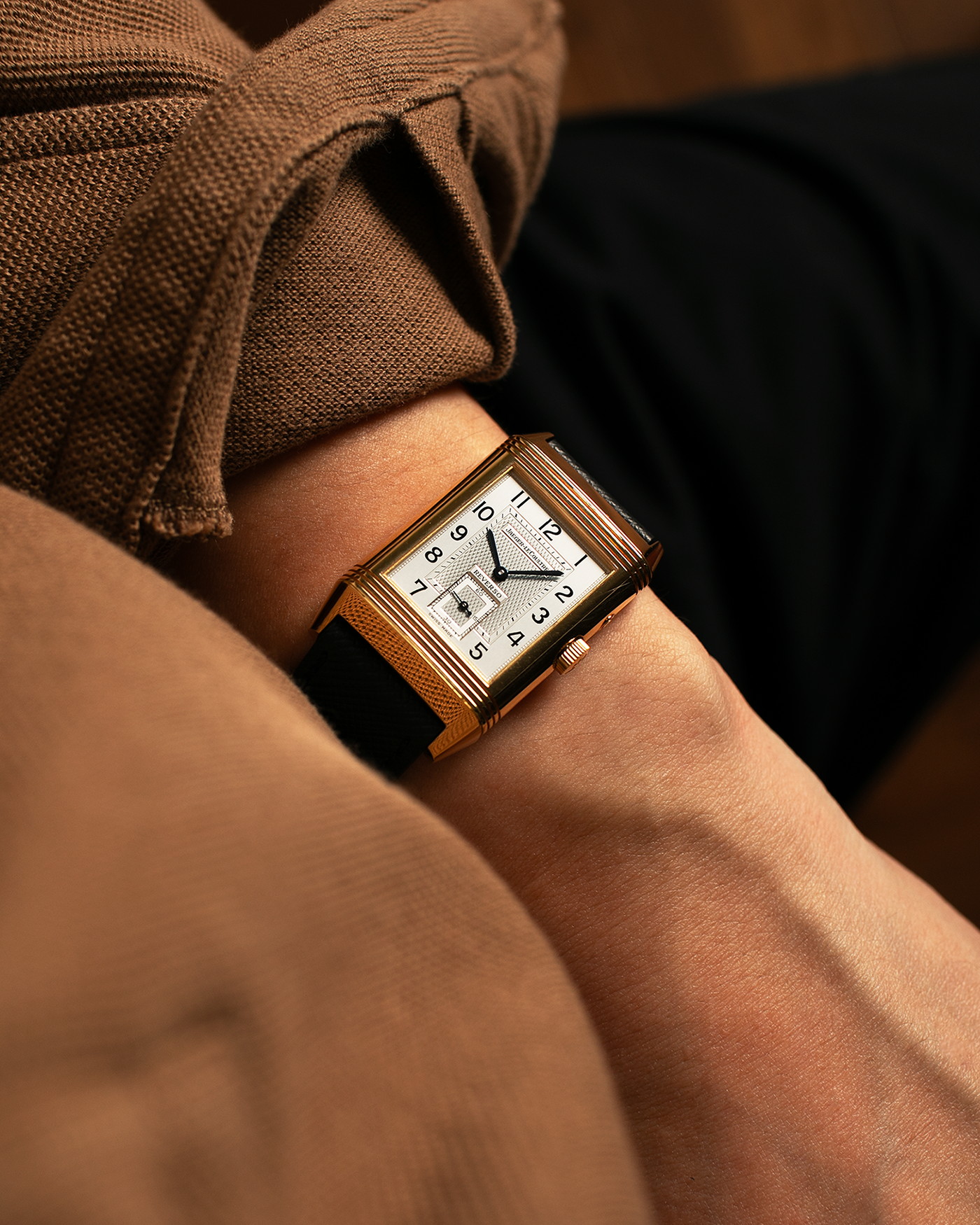 Brand: Jaeger-LeCoultre
Year: 1999
Model: Reverso Duoface Japan Edition Red, Limited Edition of 39 Pieces
Reference Number: 270.1.54
Material: 18-carat Yellow Gold
Movement: Jaeger-LeCoultre Cal. 854, Manual-Wind
Case Dimensions: 42mm (Including Lugs) x 26mm
Lug Width: 19mm
Strap: Molequin Navy Blue Textured Calf Strap with Signed 18-carat Yellow Gold Tang Buckle