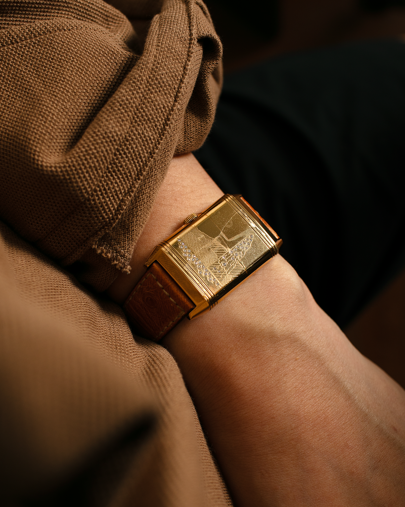Brand: Jaeger LeCoultre
Year: 1995
Model: Reverso Geneva Fountain / Cathedral Saint-Pierre
Reference: 275.1.62 / 275.142.626 YG
Material: 18k Yellow Gold
Movement: Jaeger LeCoultre Cal. 852, Manual-Winding
Case Dimensions: 42mm X 26mm (10mm Thickness)
Lug Width: 19mm
Strap: Brown Jaeger-LeCoutre Ostrich Leather Strap with Jaeger-LeCoultre 18k Yellow Gold Tang Buckle