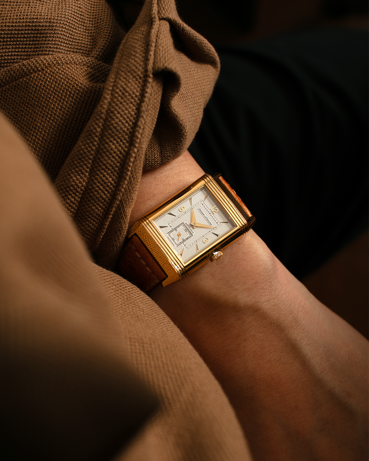 Brand: Jaeger LeCoultre
Year: 1995
Model: Reverso Geneva Fountain / Cathedral Saint-Pierre
Reference: 275.1.62 / 275.142.626 YG
Material: 18k Yellow Gold
Movement: Jaeger LeCoultre Cal. 852, Manual-Winding
Case Dimensions: 42mm X 26mm (10mm Thickness)
Lug Width: 19mm
Strap: Brown Jaeger-LeCoutre Ostrich Leather Strap with Jaeger-LeCoultre 18k Yellow Gold Tang Buckle