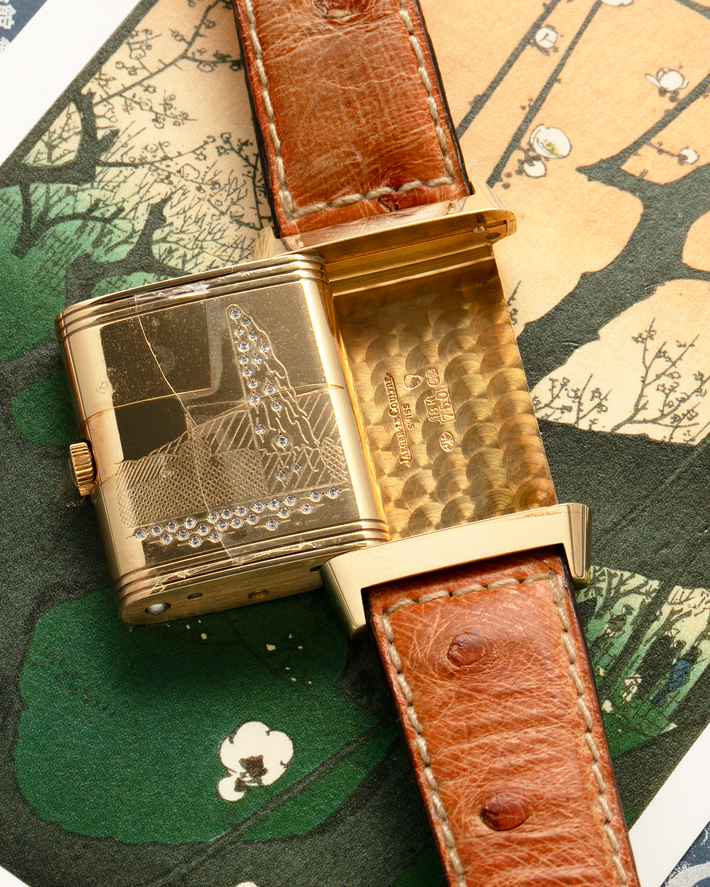 Brand: Jaeger LeCoultre
Year: 1995
Model: Reverso Geneva Fountain / Cathedral Saint-Pierre
Reference: 275.1.62 / 275.142.626 YG
Material: 18k Yellow Gold
Movement: Jaeger LeCoultre Cal. 852, Manual-Winding
Case Dimensions: 42mm X 26mm (10mm Thickness)
Lug Width: 19mm
Strap: Brown Jaeger-LeCoutre Ostrich Leather Strap with Jaeger-LeCoultre 18k Yellow Gold Tang Buckle