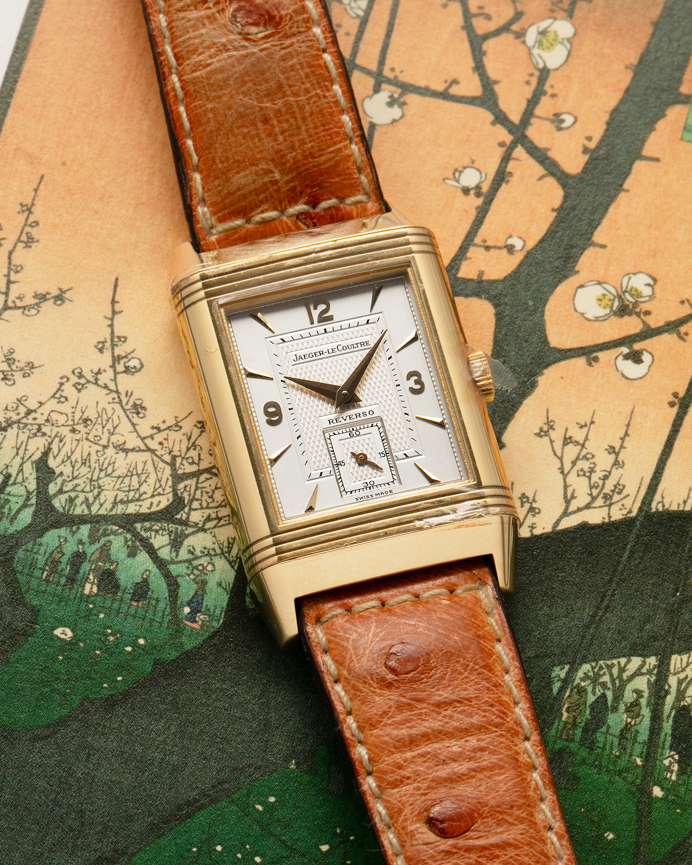 Brand: Jaeger LeCoultre
Year: 1995
Model: Reverso Geneva Fountain / Cathedral Saint-Pierre
Reference: 275.1.62 / 275.142.626 YG
Material: 18k Yellow Gold
Movement: Jaeger LeCoultre Cal. 852, Manual-Winding
Case Dimensions: 42mm X 26mm (10mm Thickness)
Lug Width: 19mm
Strap: Brown Jaeger-LeCoutre Ostrich Leather Strap with Jaeger-LeCoultre 18k Yellow Gold Tang Buckle