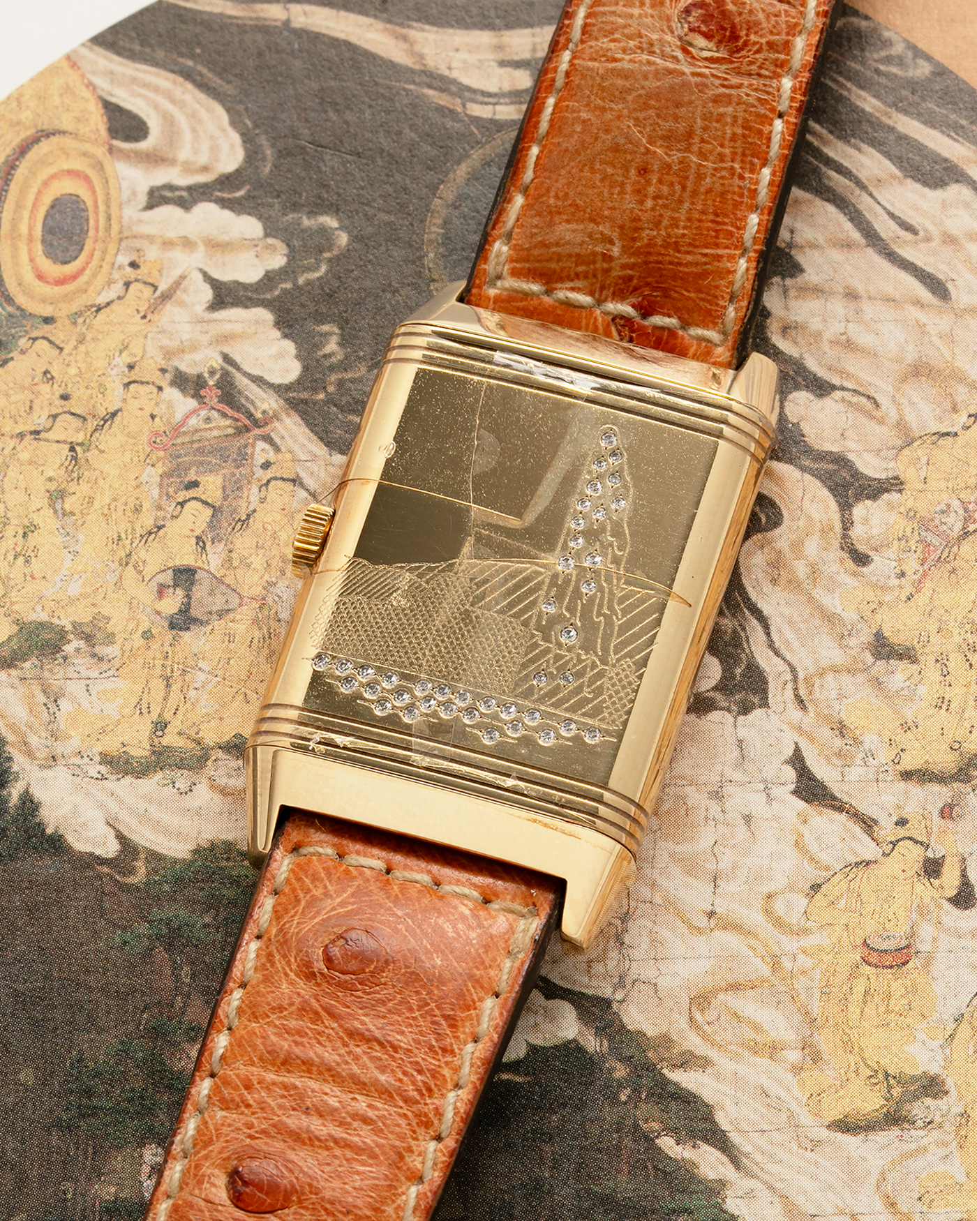 Brand: Jaeger LeCoultre
Year: 1995
Model: Reverso Geneva Fountain / Cathedral Saint-Pierre
Reference: 275.1.62 / 275.142.626 YG
Material: 18k Yellow Gold
Movement: Jaeger LeCoultre Cal. 852, Manual-Winding
Case Dimensions: 42mm X 26mm (10mm Thickness)
Lug Width: 19mm
Strap: Brown Jaeger-LeCoutre Ostrich Leather Strap with Jaeger-LeCoultre 18k Yellow Gold Tang Buckle