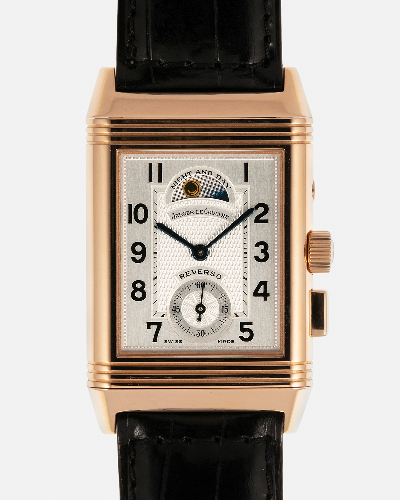 Brand: Jaeger LeCoultre
Year: 1998
Model: Reverso Géographique World Time Duoface, Limited to 500 pieces
Reference: 270.2.58
Material: 18-carat Rose Gold
Movement: Jaeger LeCoultre Cal. 858, Manual-Winding
Case Dimensions: 42mm (Including Lugs) x 26mm x 10mm
Lug Width: 19mm
Strap: Jaeger LeCoultre Black Alligator Leather Strap with Signed 18-carat Rose Gold Deployant Clasp