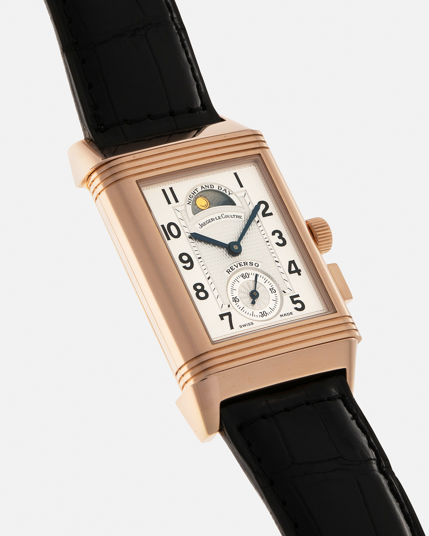 Brand: Jaeger LeCoultre
Year: 1998
Model: Reverso Géographique World Time Duoface, Limited to 500 pieces
Reference: 270.2.58
Material: 18-carat Rose Gold
Movement: Jaeger LeCoultre Cal. 858, Manual-Winding
Case Dimensions: 42mm (Including Lugs) x 26mm x 10mm
Lug Width: 19mm
Strap: Jaeger LeCoultre Black Alligator Leather Strap with Signed 18-carat Rose Gold Deployant Clasp