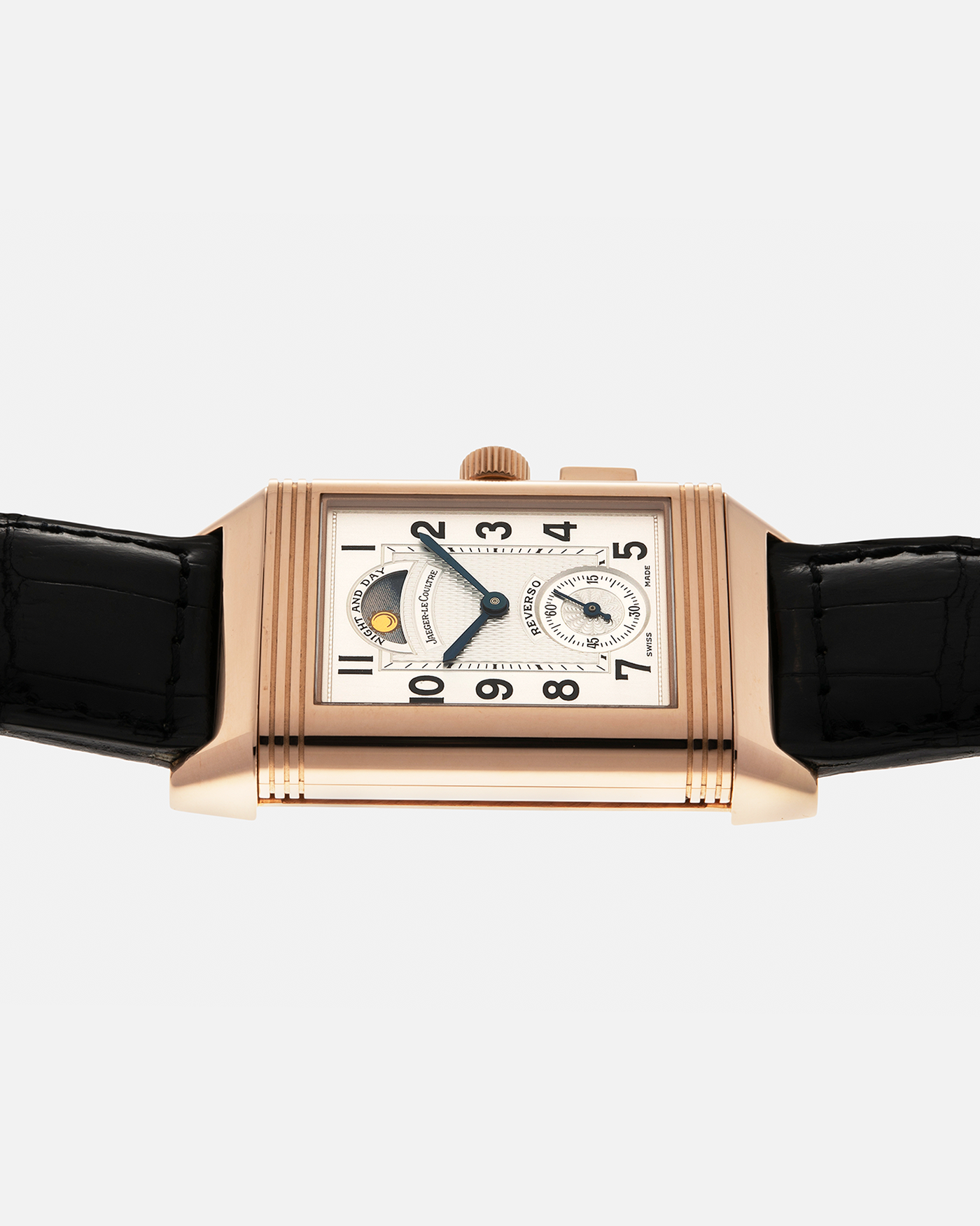 Brand: Jaeger LeCoultre
Year: 1998
Model: Reverso Géographique World Time Duoface, Limited to 500 pieces
Reference: 270.2.58
Material: 18-carat Rose Gold
Movement: Jaeger LeCoultre Cal. 858, Manual-Winding
Case Dimensions: 42mm (Including Lugs) x 26mm x 10mm
Lug Width: 19mm
Strap: Jaeger LeCoultre Black Alligator Leather Strap with Signed 18-carat Rose Gold Deployant Clasp