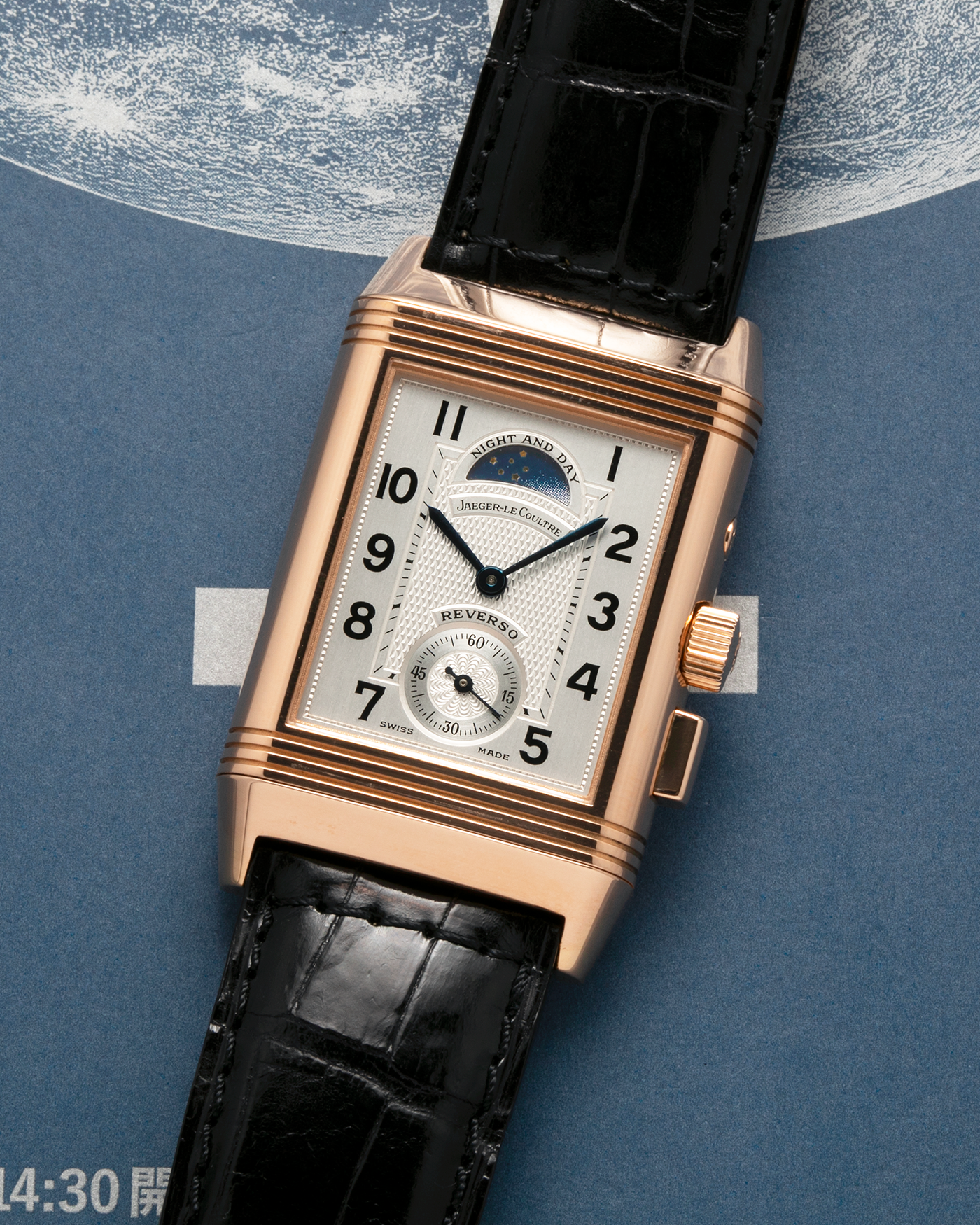 Brand: Jaeger LeCoultre
Year: 1998
Model: Reverso Géographique World Time Duoface, Limited to 500 pieces
Reference: 270.2.58
Material: 18-carat Rose Gold
Movement: Jaeger LeCoultre Cal. 858, Manual-Winding
Case Dimensions: 42mm (Including Lugs) x 26mm x 10mm
Lug Width: 19mm
Strap: Jaeger LeCoultre Black Alligator Leather Strap with Signed 18-carat Rose Gold Deployant Clasp