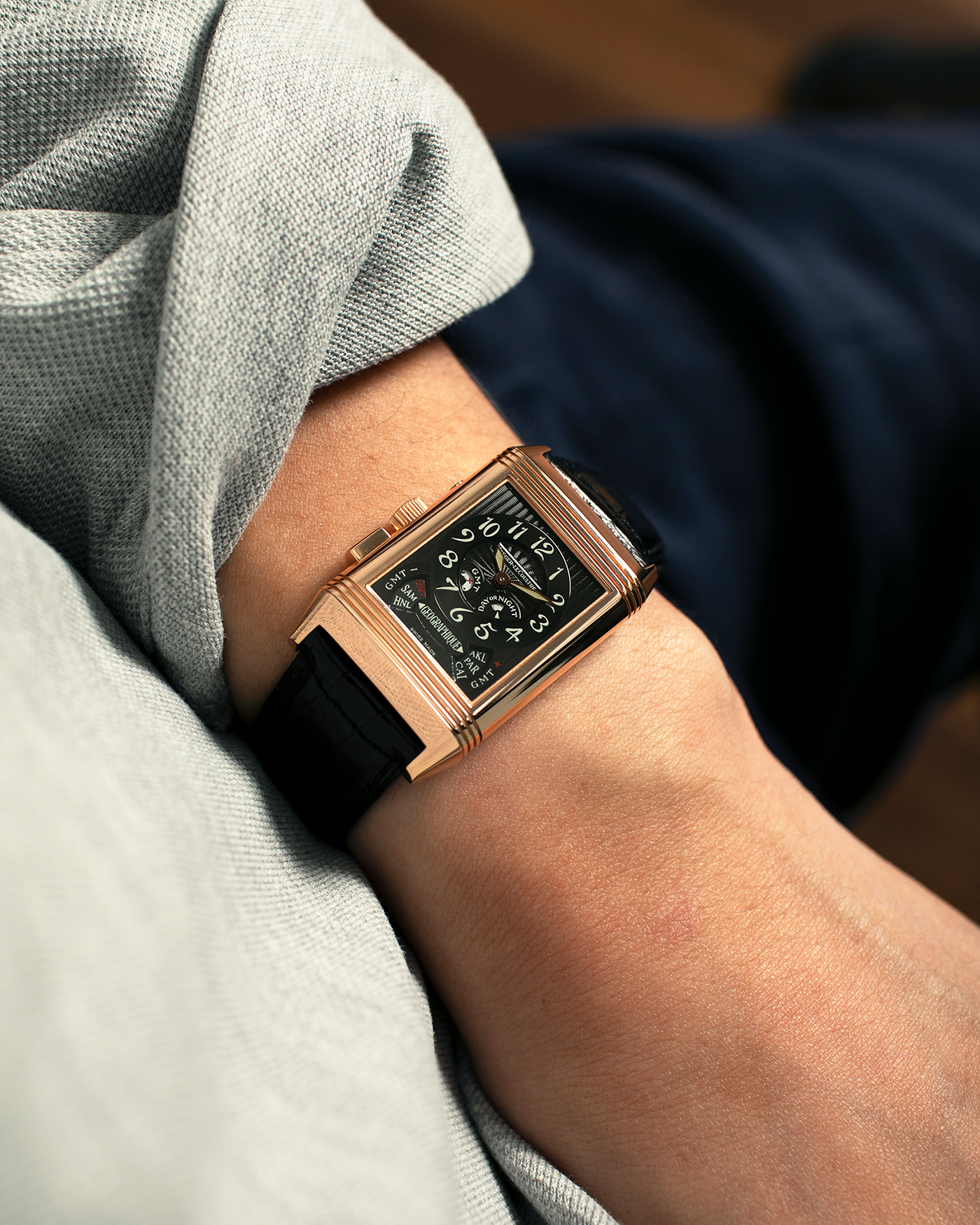 Brand: Jaeger LeCoultre
Year: 1998
Model: Reverso Géographique World Time Duoface, Limited to 500 pieces
Reference: 270.2.58
Material: 18-carat Rose Gold
Movement: Jaeger LeCoultre Cal. 858, Manual-Winding
Case Dimensions: 42mm (Including Lugs) x 26mm x 10mm
Lug Width: 19mm
Strap: Jaeger LeCoultre Black Alligator Leather Strap with Signed 18-carat Rose Gold Deployant Clasp