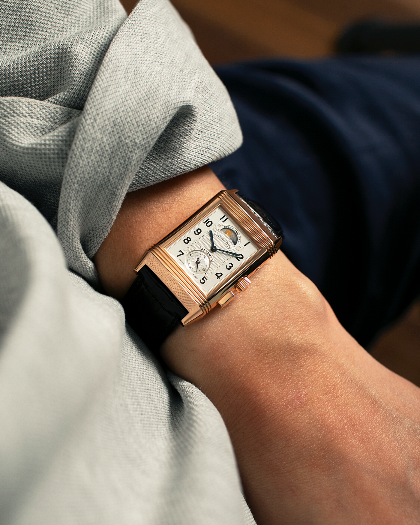 Brand: Jaeger LeCoultre
Year: 1998
Model: Reverso Géographique World Time Duoface, Limited to 500 pieces
Reference: 270.2.58
Material: 18-carat Rose Gold
Movement: Jaeger LeCoultre Cal. 858, Manual-Winding
Case Dimensions: 42mm (Including Lugs) x 26mm x 10mm
Lug Width: 19mm
Strap: Jaeger LeCoultre Black Alligator Leather Strap with Signed 18-carat Rose Gold Deployant Clasp