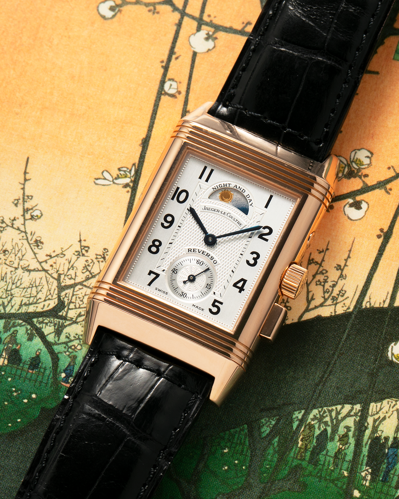 Brand: Jaeger LeCoultre
Year: 1998
Model: Reverso Géographique World Time Duoface, Limited to 500 pieces
Reference: 270.2.58
Material: 18-carat Rose Gold
Movement: Jaeger LeCoultre Cal. 858, Manual-Winding
Case Dimensions: 42mm (Including Lugs) x 26mm x 10mm
Lug Width: 19mm
Strap: Jaeger LeCoultre Black Alligator Leather Strap with Signed 18-carat Rose Gold Deployant Clasp
