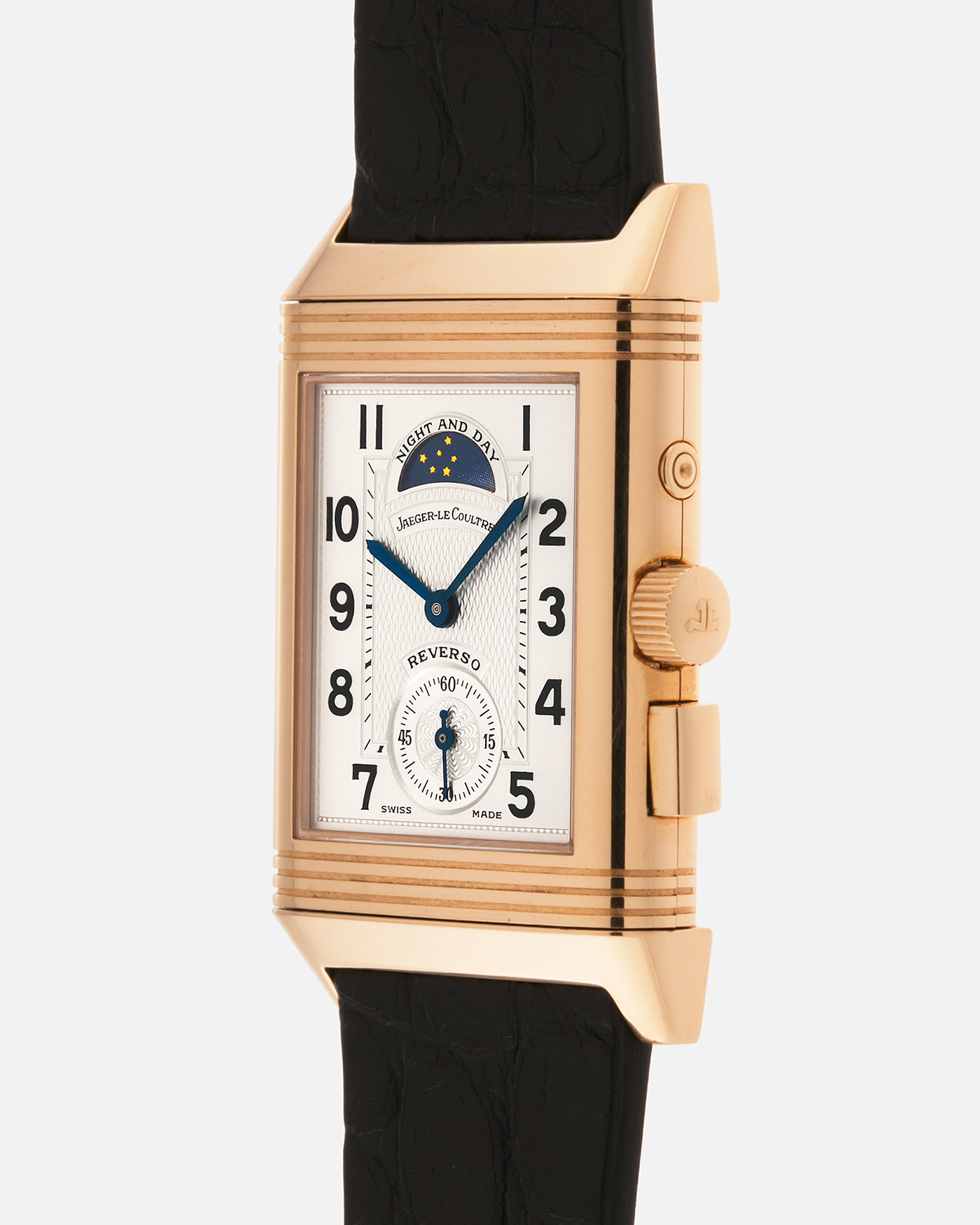 Brand: Jaeger LeCoultre
Year: 1998
Model: Reverso Géographique World Time Duoface, Limited to 500 pieces
Reference: 270.2.58
Material: 18k Rose Gold
Movement: Jaeger LeCoultre Cal. 858, Manual-Winding
Case Dimensions: 42mm (Including Lugs) x 26mm x 10mm
Lug Width: 19mm
Strap: Black Handdn Round-Scale Alligator Leather Strap with Jaeger-LeCoultre 18k Rose Gold Deployant Clasp