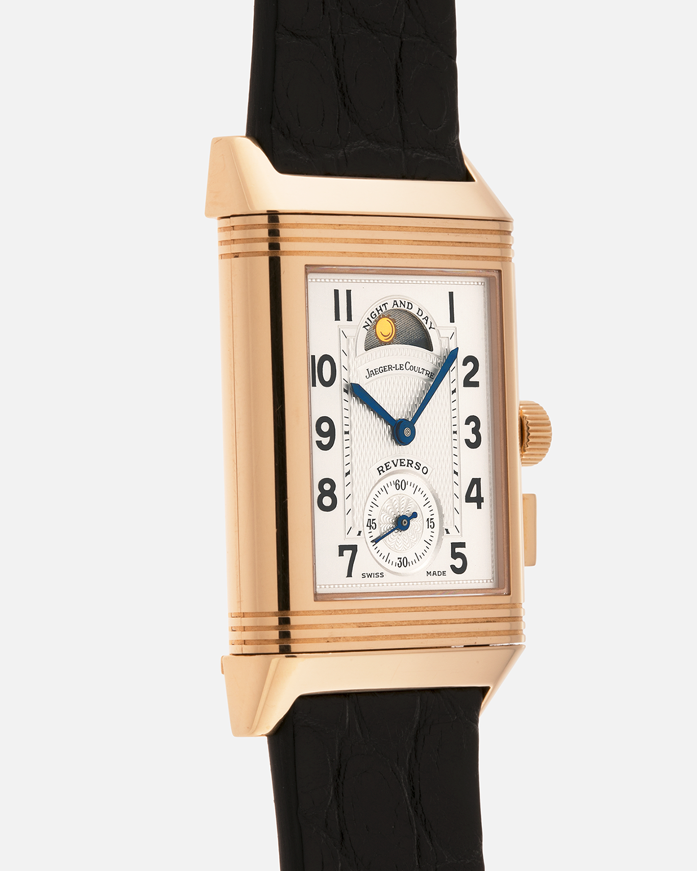 Brand: Jaeger LeCoultre
Year: 1998
Model: Reverso Géographique World Time Duoface, Limited to 500 pieces
Reference: 270.2.58
Material: 18k Rose Gold
Movement: Jaeger LeCoultre Cal. 858, Manual-Winding
Case Dimensions: 42mm (Including Lugs) x 26mm x 10mm
Lug Width: 19mm
Strap: Black Handdn Round-Scale Alligator Leather Strap with Jaeger-LeCoultre 18k Rose Gold Deployant Clasp