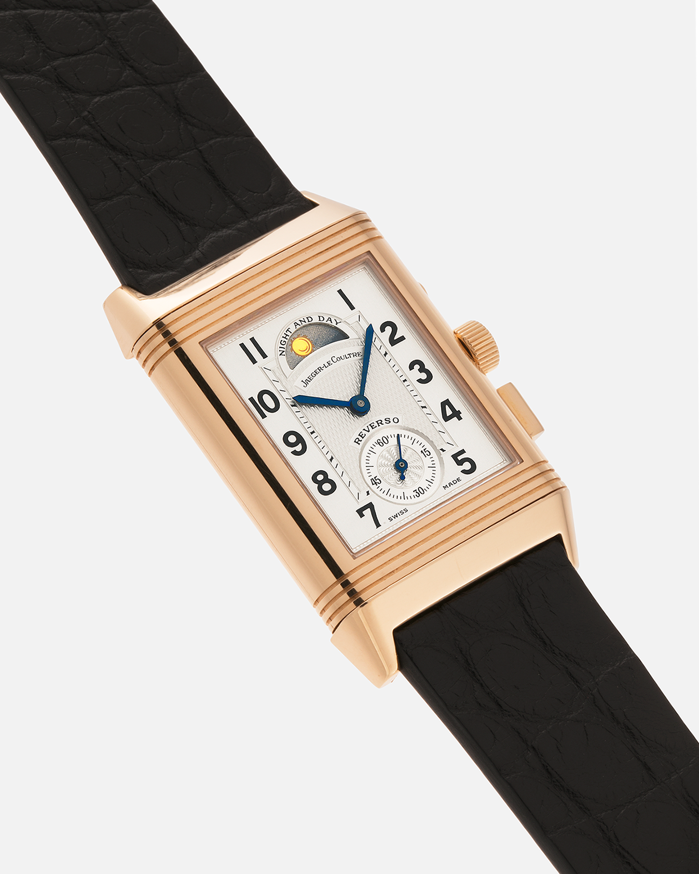 Brand: Jaeger LeCoultre
Year: 1998
Model: Reverso Géographique World Time Duoface, Limited to 500 pieces
Reference: 270.2.58
Material: 18k Rose Gold
Movement: Jaeger LeCoultre Cal. 858, Manual-Winding
Case Dimensions: 42mm (Including Lugs) x 26mm x 10mm
Lug Width: 19mm
Strap: Black Handdn Round-Scale Alligator Leather Strap with Jaeger-LeCoultre 18k Rose Gold Deployant Clasp