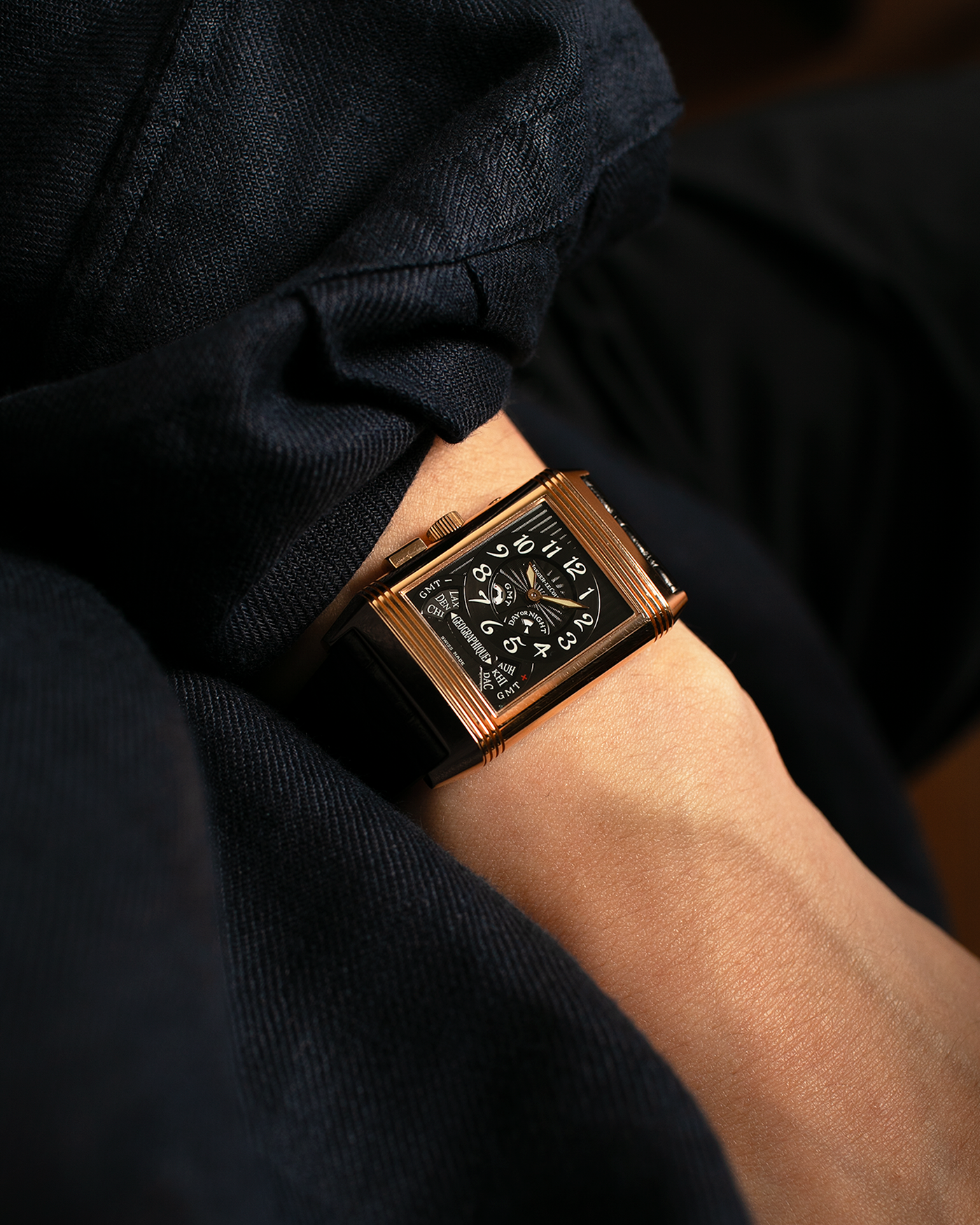 Brand: Jaeger LeCoultre
Year: 1998
Model: Reverso Géographique World Time Duoface, Limited to 500 pieces
Reference: 270.2.58
Material: 18k Rose Gold
Movement: Jaeger LeCoultre Cal. 858, Manual-Winding
Case Dimensions: 42mm (Including Lugs) x 26mm x 10mm
Lug Width: 19mm
Strap: Black Handdn Round-Scale Alligator Leather Strap with Jaeger-LeCoultre 18k Rose Gold Deployant Clasp