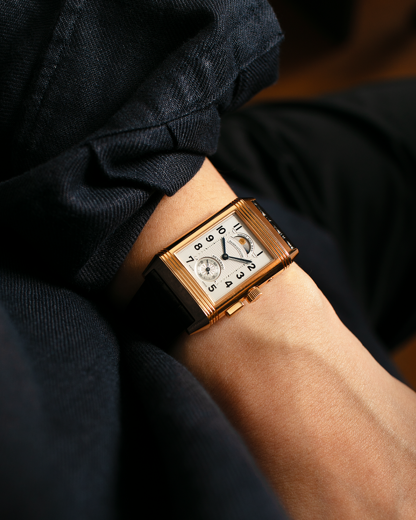 Brand: Jaeger LeCoultre
Year: 1998
Model: Reverso Géographique World Time Duoface, Limited to 500 pieces
Reference: 270.2.58
Material: 18k Rose Gold
Movement: Jaeger LeCoultre Cal. 858, Manual-Winding
Case Dimensions: 42mm (Including Lugs) x 26mm x 10mm
Lug Width: 19mm
Strap: Black Handdn Round-Scale Alligator Leather Strap with Jaeger-LeCoultre 18k Rose Gold Deployant Clasp