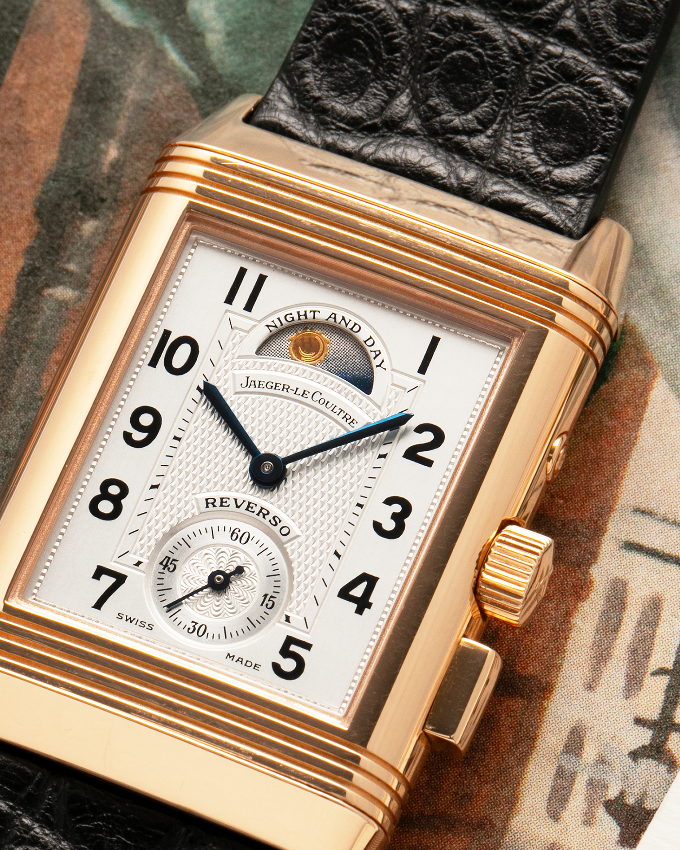 Brand: Jaeger LeCoultre
Year: 1998
Model: Reverso Géographique World Time Duoface, Limited to 500 pieces
Reference: 270.2.58
Material: 18k Rose Gold
Movement: Jaeger LeCoultre Cal. 858, Manual-Winding
Case Dimensions: 42mm (Including Lugs) x 26mm x 10mm
Lug Width: 19mm
Strap: Black Handdn Round-Scale Alligator Leather Strap with Jaeger-LeCoultre 18k Rose Gold Deployant Clasp