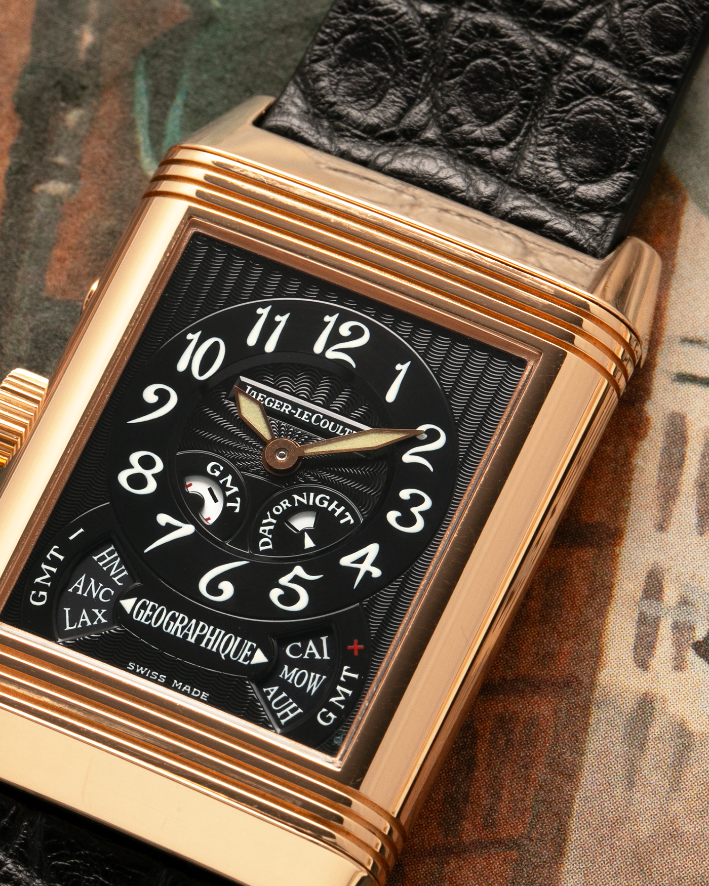 Brand: Jaeger LeCoultre
Year: 1998
Model: Reverso Géographique World Time Duoface, Limited to 500 pieces
Reference: 270.2.58
Material: 18k Rose Gold
Movement: Jaeger LeCoultre Cal. 858, Manual-Winding
Case Dimensions: 42mm (Including Lugs) x 26mm x 10mm
Lug Width: 19mm
Strap: Black Handdn Round-Scale Alligator Leather Strap with Jaeger-LeCoultre 18k Rose Gold Deployant Clasp