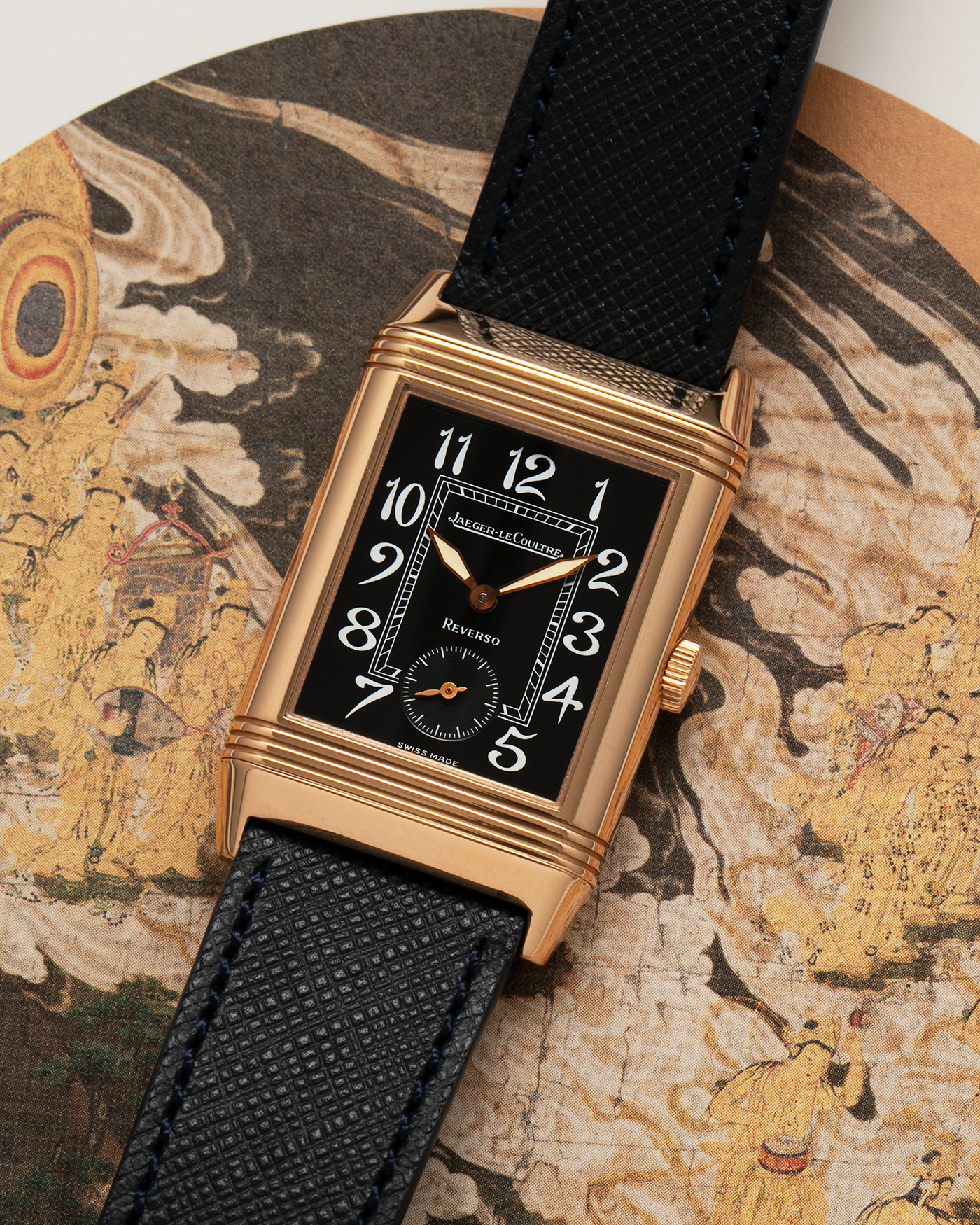Brand: Jaeger LeCoultre Year: 2010s Model: Reverso Grand Taille ‘Art Deco‘ Reference: 270.2.62 Material: 18-carat Rose Gold Movement: Jaeger LeCoultre Cal. 822, Manual-Wind Case Diameter: 42mm x 26mm x 9.5mm Lug Width: 19mm Strap: Molequin Oxford Blue Textured Calf Leather Strap with Signed 18-carat Rose Gold Deployant Clasp