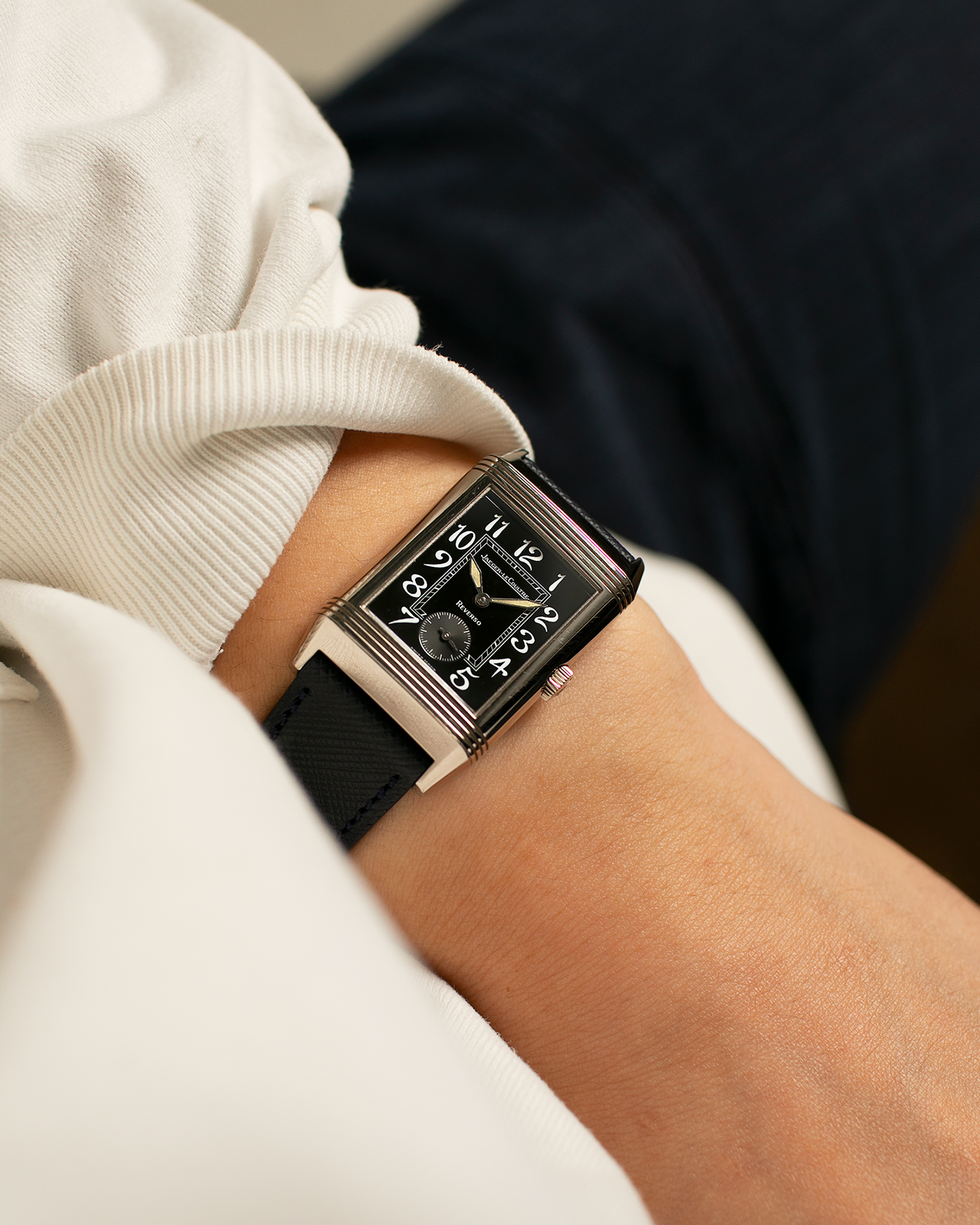 Brand: Jaeger LeCoultre
Year: 2000s
Model: Reverso Grande Taille ‘Art Deco‘
Reference: 270.2.62
Material: 18-carat White Gold
Movement: Jaeger LeCoultre Cal. 822, Manual-Winding
Case Diameter: 42mm (Including Lugs) x 26mm x 9.5mm
Lug Width: 19mm
Strap: Nostime Navy Blue Grained Calf Leather Strap