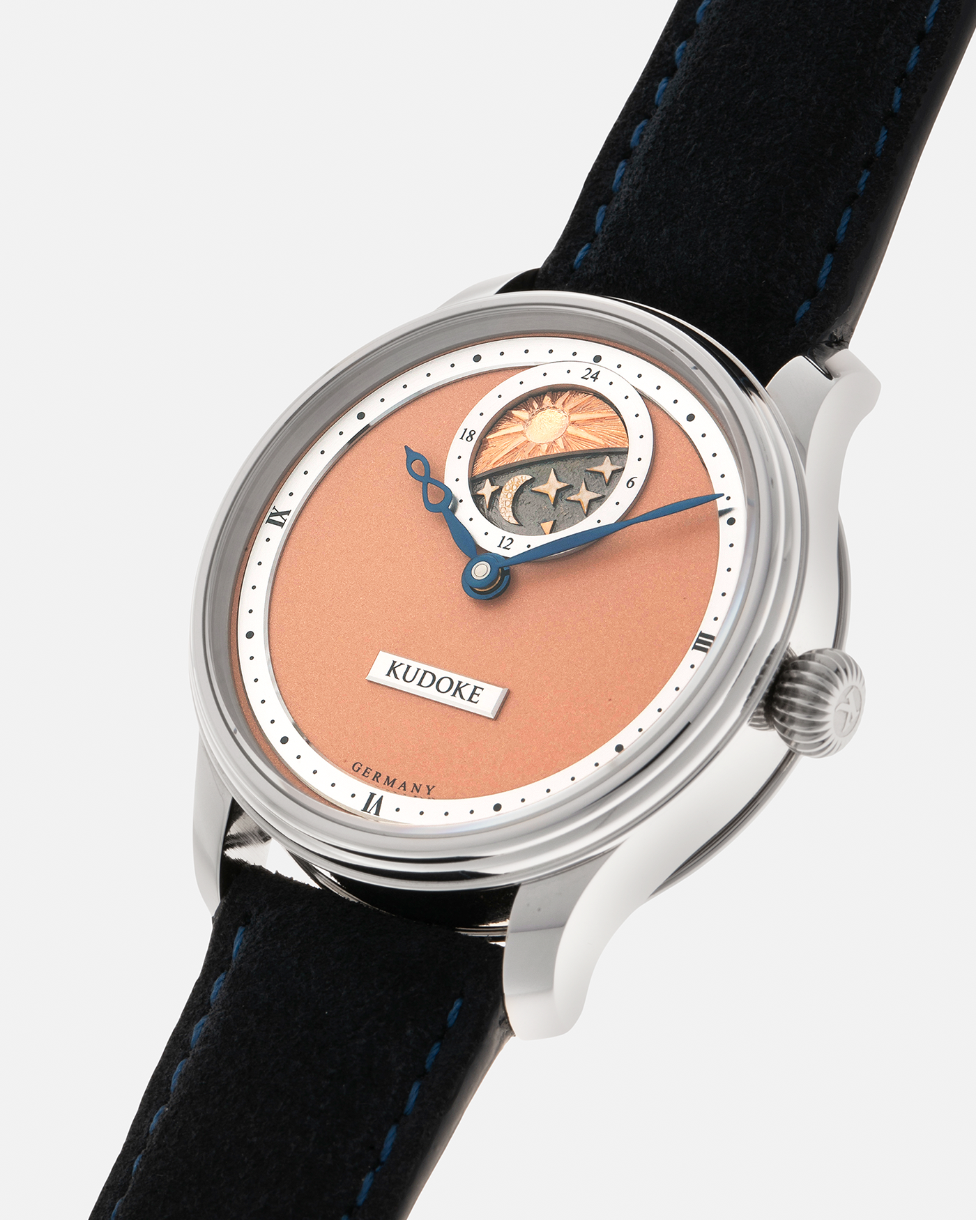 Brand: Kudoke
Year: 2022
Model: Kudoke 2 ‘Salmon’
Material: Stainless Steel
Movement: Kudoke Kaliber 1-24H, Manual-Winding
Case Dimensions: 39mm x 10.7mm (Lug-to-Lug 44mm)
Lug Width: 20mm
Strap: Kudoke Black Nubuck Leather Strap with Blue Contrast Stitching and Signed Stainless Steel Tang Buckle