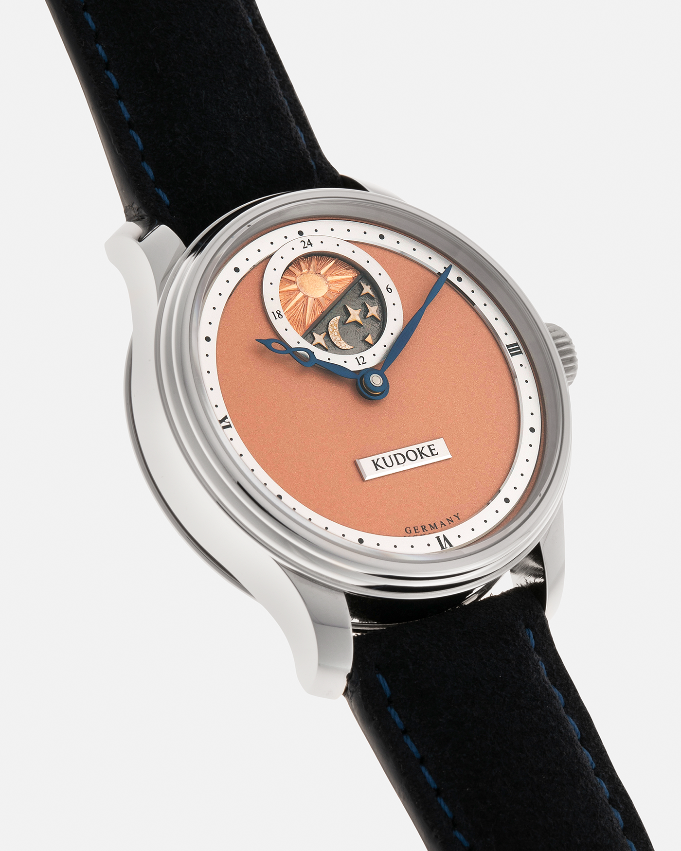 Brand: Kudoke
Year: 2022
Model: Kudoke 2 ‘Salmon’
Material: Stainless Steel
Movement: Kudoke Kaliber 1-24H, Manual-Winding
Case Dimensions: 39mm x 10.7mm (Lug-to-Lug 44mm)
Lug Width: 20mm
Strap: Kudoke Black Nubuck Leather Strap with Blue Contrast Stitching and Signed Stainless Steel Tang Buckle