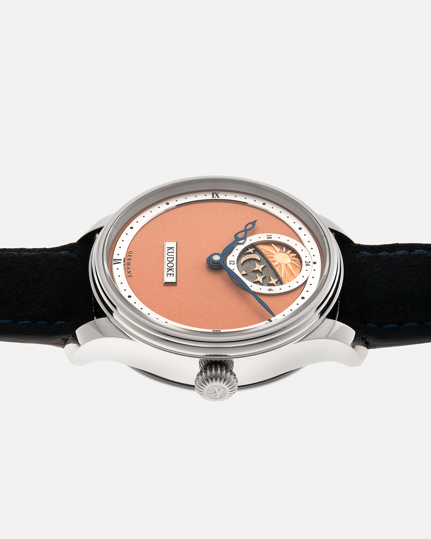 Brand: Kudoke
Year: 2022
Model: Kudoke 2 ‘Salmon’
Material: Stainless Steel
Movement: Kudoke Kaliber 1-24H, Manual-Winding
Case Dimensions: 39mm x 10.7mm (Lug-to-Lug 44mm)
Lug Width: 20mm
Strap: Kudoke Black Nubuck Leather Strap with Blue Contrast Stitching and Signed Stainless Steel Tang Buckle