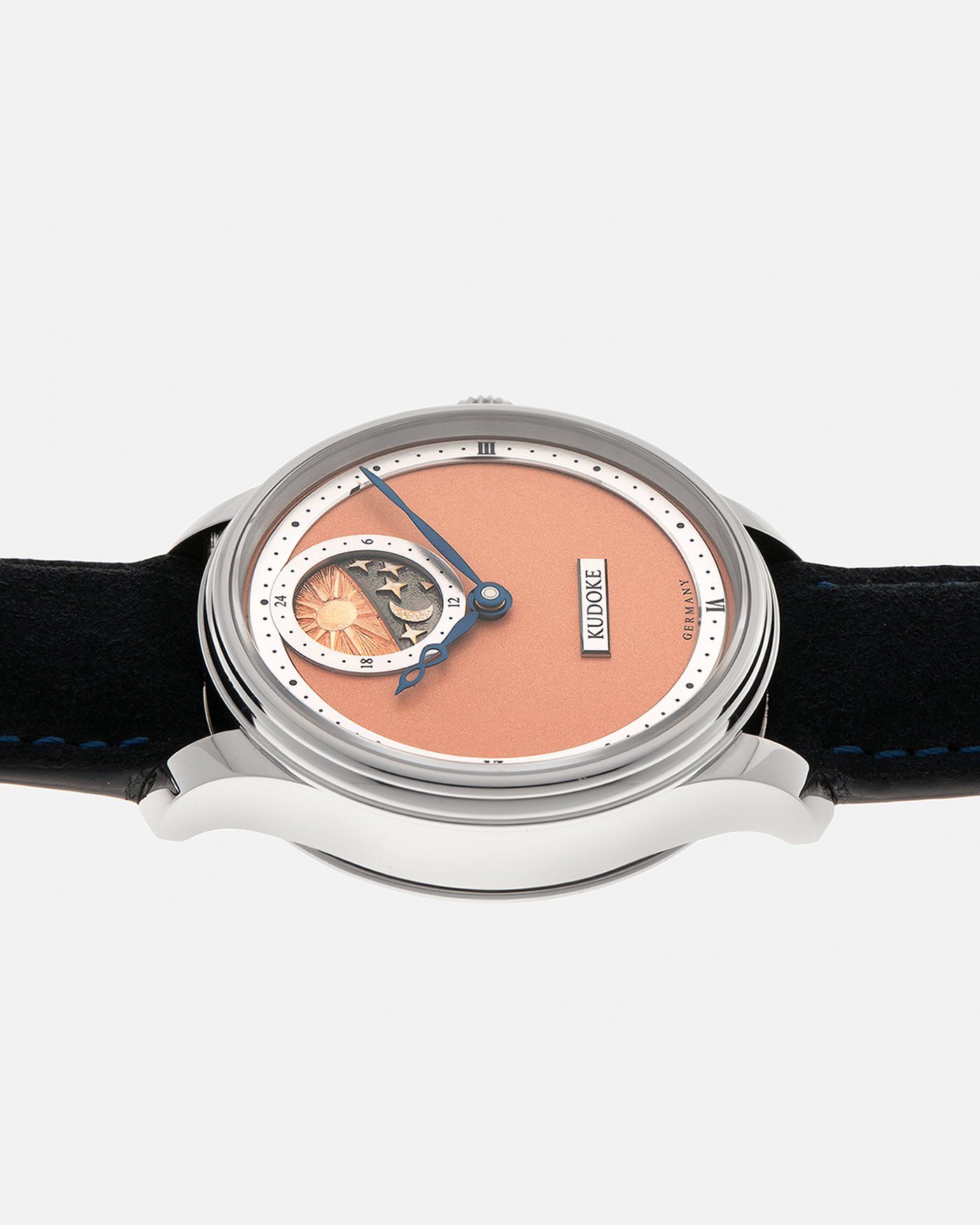 Brand: Kudoke
Year: 2022
Model: Kudoke 2 ‘Salmon’
Material: Stainless Steel
Movement: Kudoke Kaliber 1-24H, Manual-Winding
Case Dimensions: 39mm x 10.7mm (Lug-to-Lug 44mm)
Lug Width: 20mm
Strap: Kudoke Black Nubuck Leather Strap with Blue Contrast Stitching and Signed Stainless Steel Tang Buckle