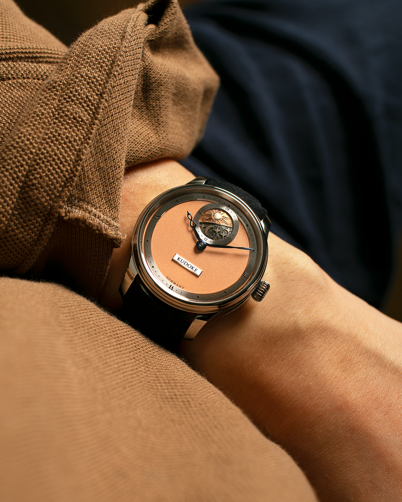Brand: Kudoke
Year: 2022
Model: Kudoke 2 ‘Salmon’
Material: Stainless Steel
Movement: Kudoke Kaliber 1-24H, Manual-Winding
Case Dimensions: 39mm x 10.7mm (Lug-to-Lug 44mm)
Lug Width: 20mm
Strap: Kudoke Black Nubuck Leather Strap with Blue Contrast Stitching and Signed Stainless Steel Tang Buckle