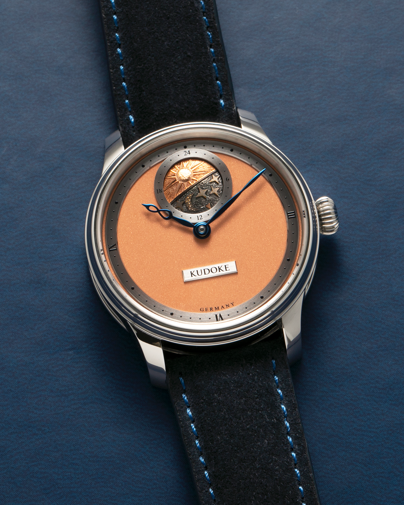 Brand: Kudoke
Year: 2022
Model: Kudoke 2 ‘Salmon’
Material: Stainless Steel
Movement: Kudoke Kaliber 1-24H, Manual-Winding
Case Dimensions: 39mm x 10.7mm (Lug-to-Lug 44mm)
Lug Width: 20mm
Strap: Kudoke Black Nubuck Leather Strap with Blue Contrast Stitching and Signed Stainless Steel Tang Buckle