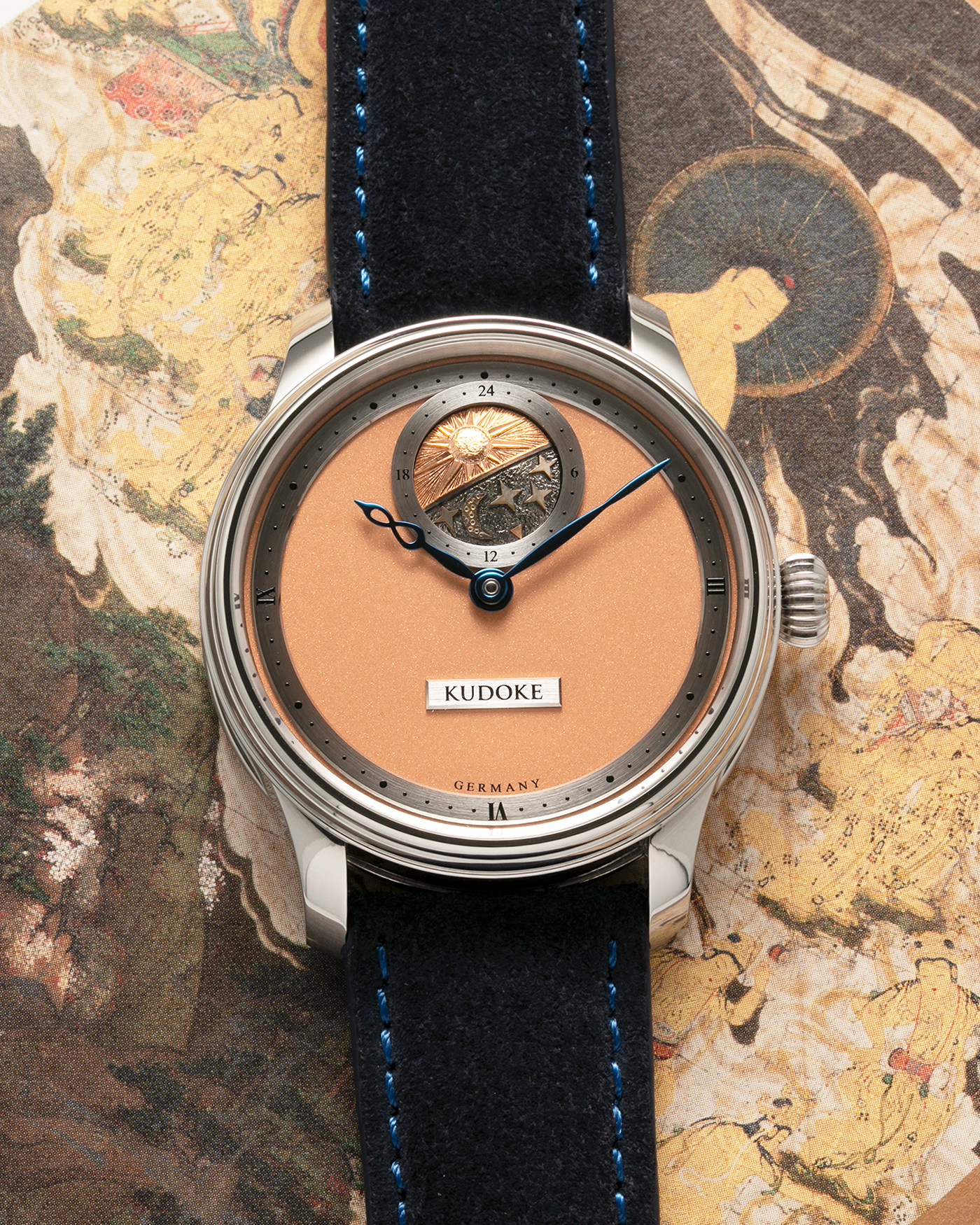 Brand: Kudoke
Year: 2022
Model: Kudoke 2 ‘Salmon’
Material: Stainless Steel
Movement: Kudoke Kaliber 1-24H, Manual-Winding
Case Dimensions: 39mm x 10.7mm (Lug-to-Lug 44mm)
Lug Width: 20mm
Strap: Kudoke Black Nubuck Leather Strap with Blue Contrast Stitching and Signed Stainless Steel Tang Buckle