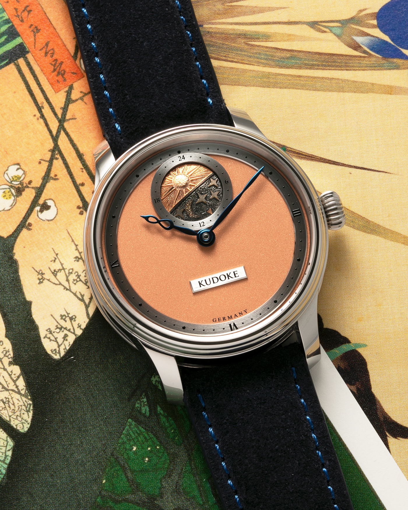Brand: Kudoke
Year: 2022
Model: Kudoke 2 ‘Salmon’
Material: Stainless Steel
Movement: Kudoke Kaliber 1-24H, Manual-Winding
Case Dimensions: 39mm x 10.7mm (Lug-to-Lug 44mm)
Lug Width: 20mm
Strap: Kudoke Black Nubuck Leather Strap with Blue Contrast Stitching and Signed Stainless Steel Tang Buckle