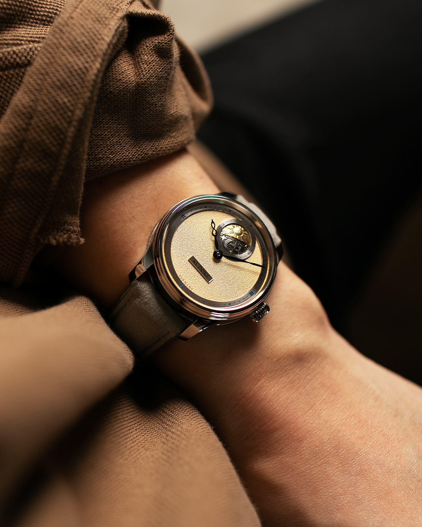 Brand: Kudoke Year: 2022 Model: Kudoke 2 ‘British Heritage’, Limited Edition of 30 pieces Material: Stainless Steel Movement: Kudoke Kaliber 1-24H, Manual-Winding Case Diameter: 39mm Lug Width: 20mm Strap: Kudoke Grey Alcantara Leather Strap with Signed Stainless Steel Tang Buckle, additional Dark Blue Alcantara Leather Strap