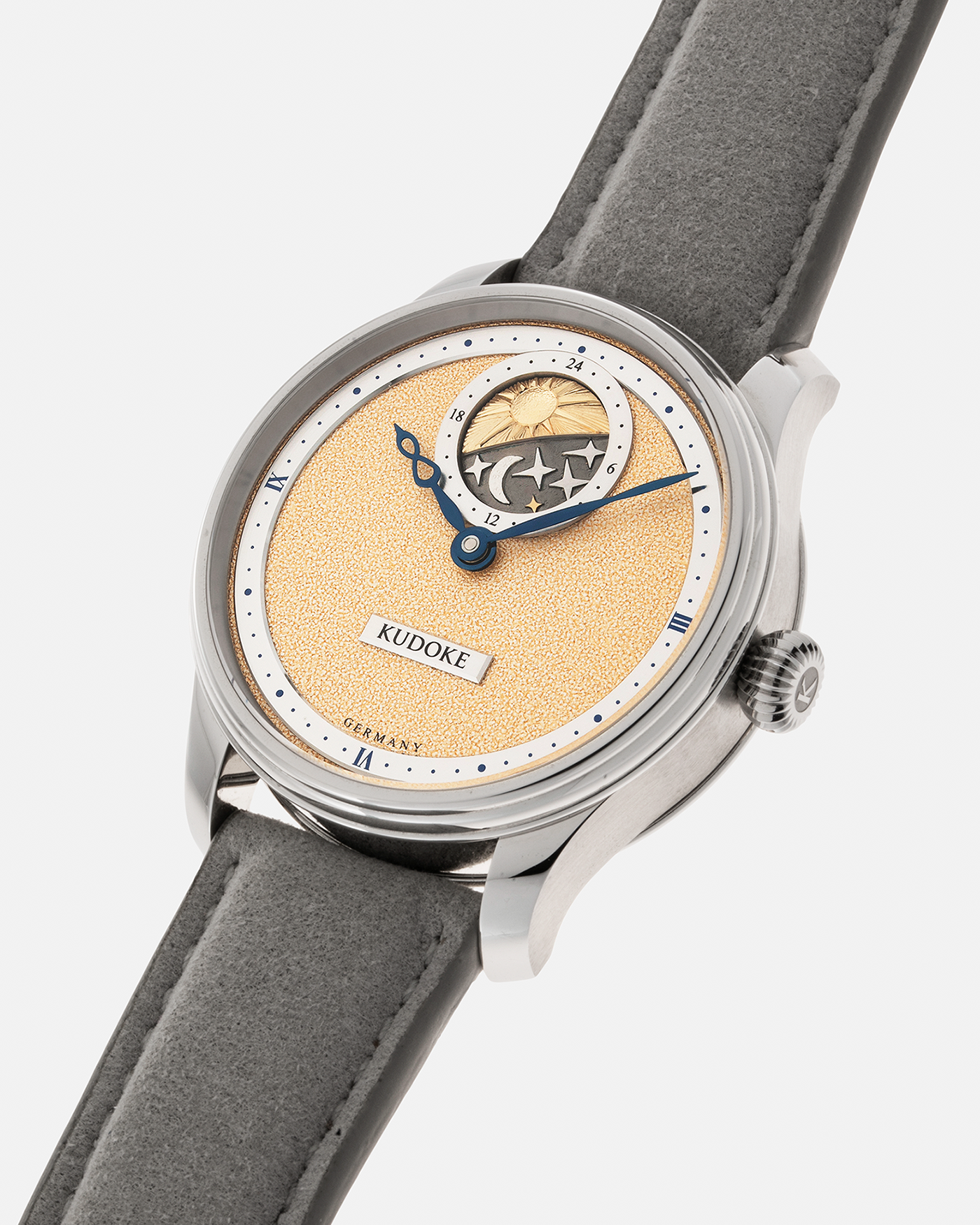 Brand: Kudoke Year: 2022 Model: Kudoke 2 ‘British Heritage’, Limited Edition of 30 pieces Material: Stainless Steel Movement: Kudoke Kaliber 1-24H, Manual-Winding Case Diameter: 39mm Lug Width: 20mm Strap: Kudoke Grey Alcantara Leather Strap with Signed Stainless Steel Tang Buckle, additional Dark Blue Alcantara Leather Strap