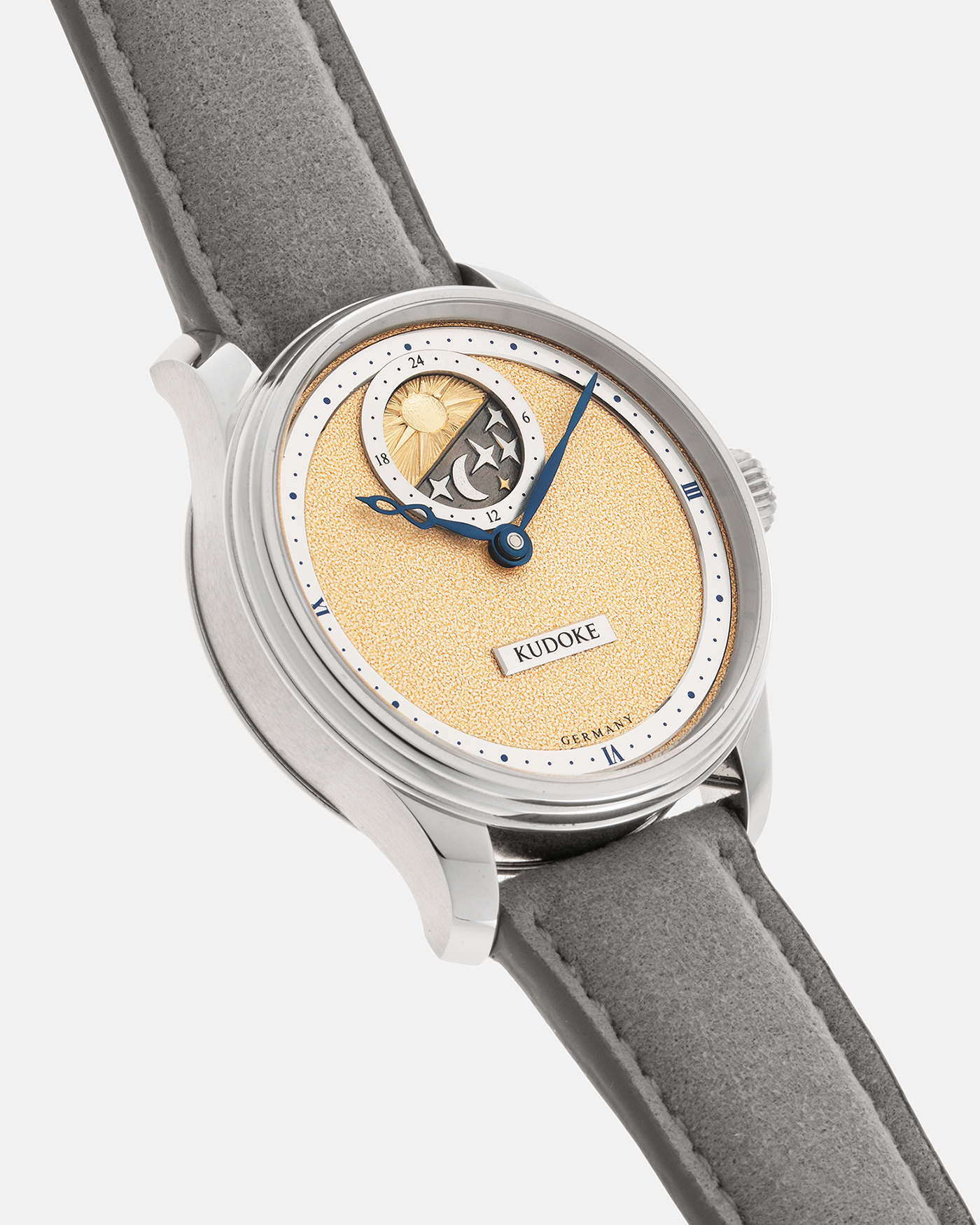 Brand: Kudoke Year: 2022 Model: Kudoke 2 ‘British Heritage’, Limited Edition of 30 pieces Material: Stainless Steel Movement: Kudoke Kaliber 1-24H, Manual-Winding Case Diameter: 39mm Lug Width: 20mm Strap: Kudoke Grey Alcantara Leather Strap with Signed Stainless Steel Tang Buckle, additional Dark Blue Alcantara Leather Strap