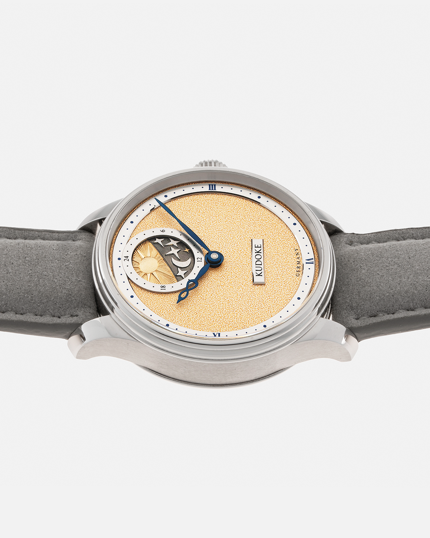Brand: Kudoke Year: 2022 Model: Kudoke 2 ‘British Heritage’, Limited Edition of 30 pieces Material: Stainless Steel Movement: Kudoke Kaliber 1-24H, Manual-Winding Case Diameter: 39mm Lug Width: 20mm Strap: Kudoke Grey Alcantara Leather Strap with Signed Stainless Steel Tang Buckle, additional Dark Blue Alcantara Leather Strap