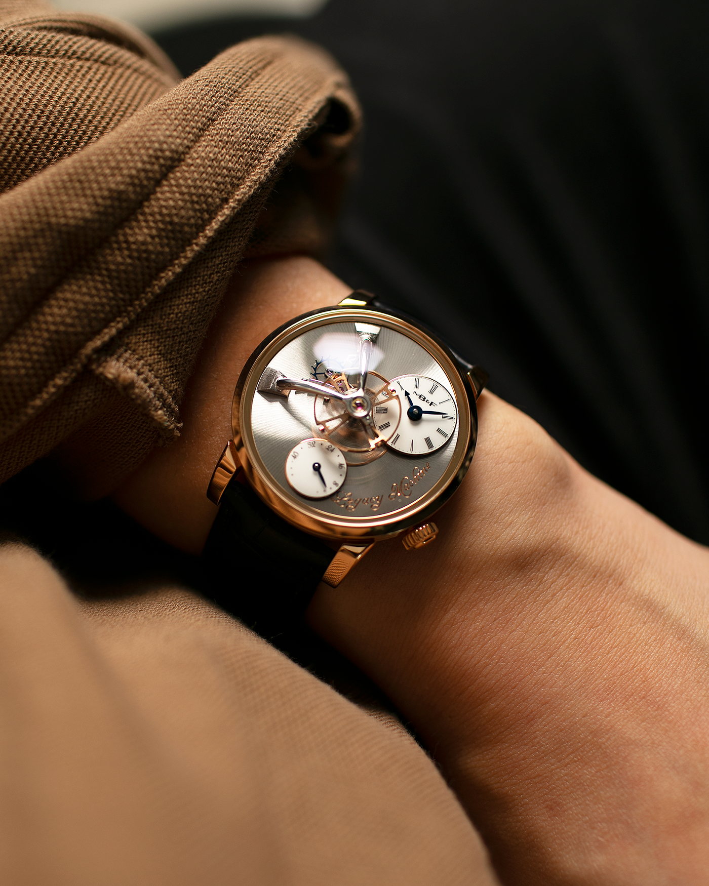 Brand: MB&F Year: 2022 Model: Legacy Machine 101 ‘Red Gold’ Reference: 51.RL.W Material: 18-carat Red Gold Movement: In-House 3-Dimensional MB&F Caliber in Collaboration with Kari Voutilainen, Manual-Winding Case Dimensions: 40mm x 16mm Lug Width: 21mm Strap: MB&F Dark Navy Alligator Strap and Signed Palladium Deployant Clasp