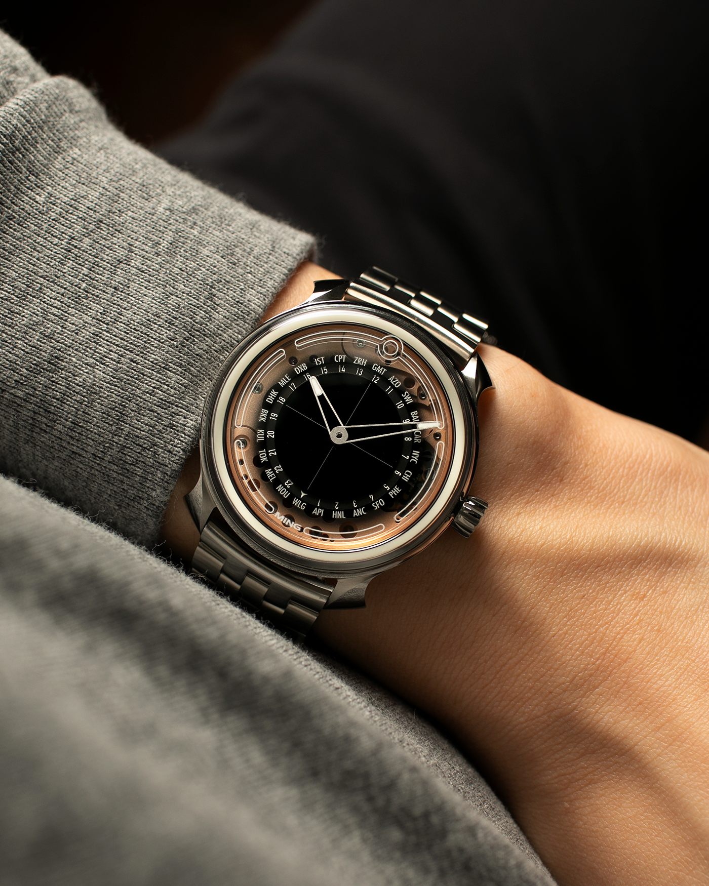 Brand: MING
Year: 2020
Model: 19.02 World Time
Material: Grade 5 Titanium
Movement: Schwarz-Etienne for MING Cal. ASE 220.1, Manual-Winding
Case Dimensions: 39mm x 10.9mm (Lug-to-Lug 43.9mm)
Lug Width: 20mm
Bracelet/Straps: MING Universal Bracelet in Stainless Steel and Titanium, with extra Jean Rousseau x MING Orange Calf, Brown Calf, Dark Brown Suede, Black Suede with Red Stitching Leather Straps