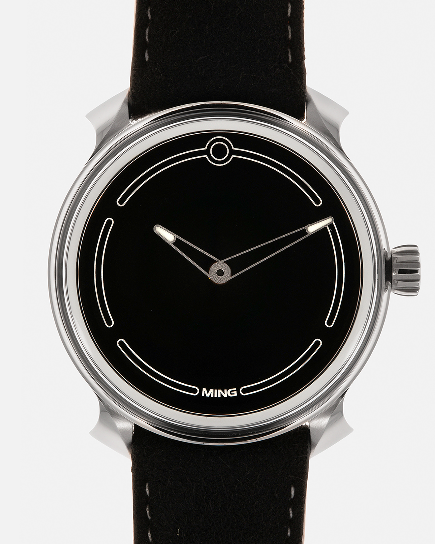 Brand: MING
Year: 2023
Model: 19.05
Material: Grade 5 Titanium
Movement: Schwarz-Etienne for MING Cal. ASE 200.1 Micro Rotor, Self-Winding
Case Diameter: 39mm x 10.9mm (Lug-to-Lug 43.9mm)
Lug Width: 20mm
Strap: Jean Rousseau Black Suede Leather Strap for MING with Signed Grade 5 Titanium Keeperless Flying Blade Buckle