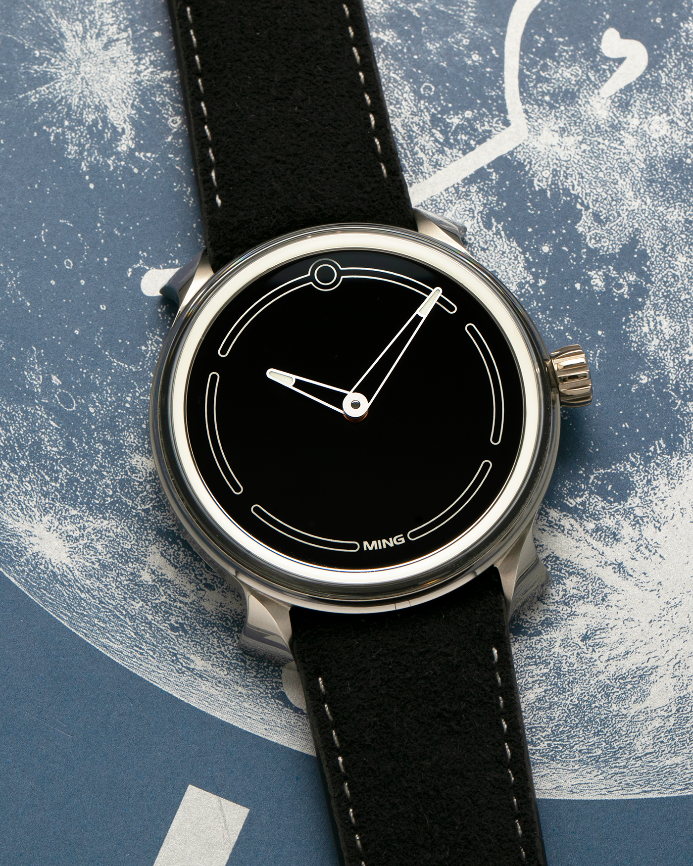 Brand: MING
Year: 2021
Model: 19.05
Material: Grade 5 Titanium
Movement: Schwarz-Etienne for MING Cal. ASE 200.1 Micro Rotor, Self-Winding
Case Diameter: 39mm x 10.9mm (Lug-to-Lug 43.9mm)
Lug Width: 20mm
Strap: Jean Rousseau Black Suede Leather Strap for MING with Signed Grade 5 Titanium Keeperless Flying Blade Buckle