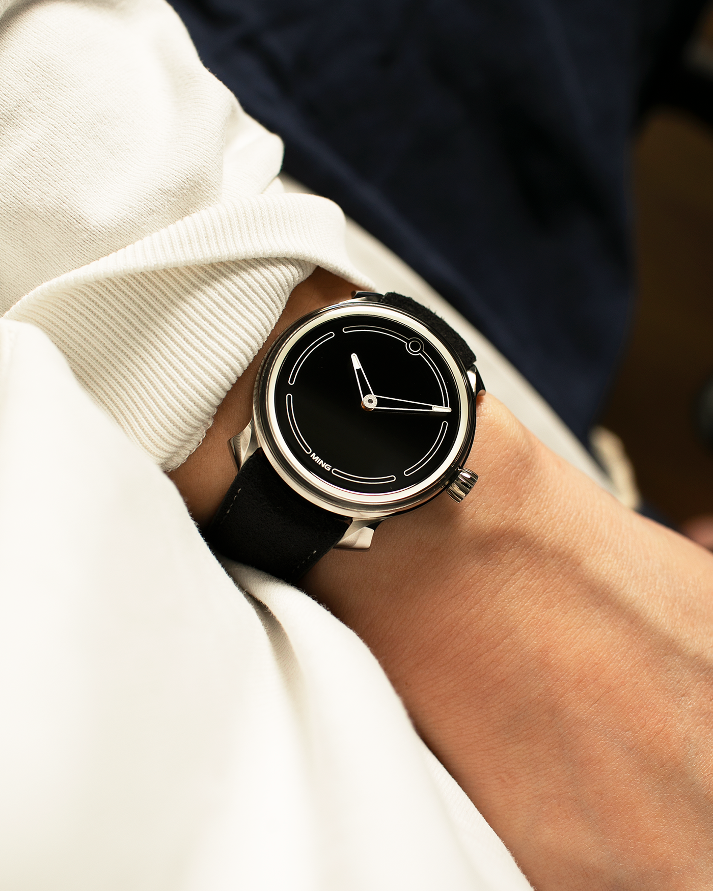 Brand: MING
Year: 2021
Model: 19.05
Material: Grade 5 Titanium
Movement: Schwarz-Etienne for MING Cal. ASE 200.1 Micro Rotor, Self-Winding
Case Diameter: 39mm x 10.9mm (Lug-to-Lug 43.9mm)
Lug Width: 20mm
Strap: Jean Rousseau Black Suede Leather Strap for MING with Signed Grade 5 Titanium Keeperless Flying Blade Buckle