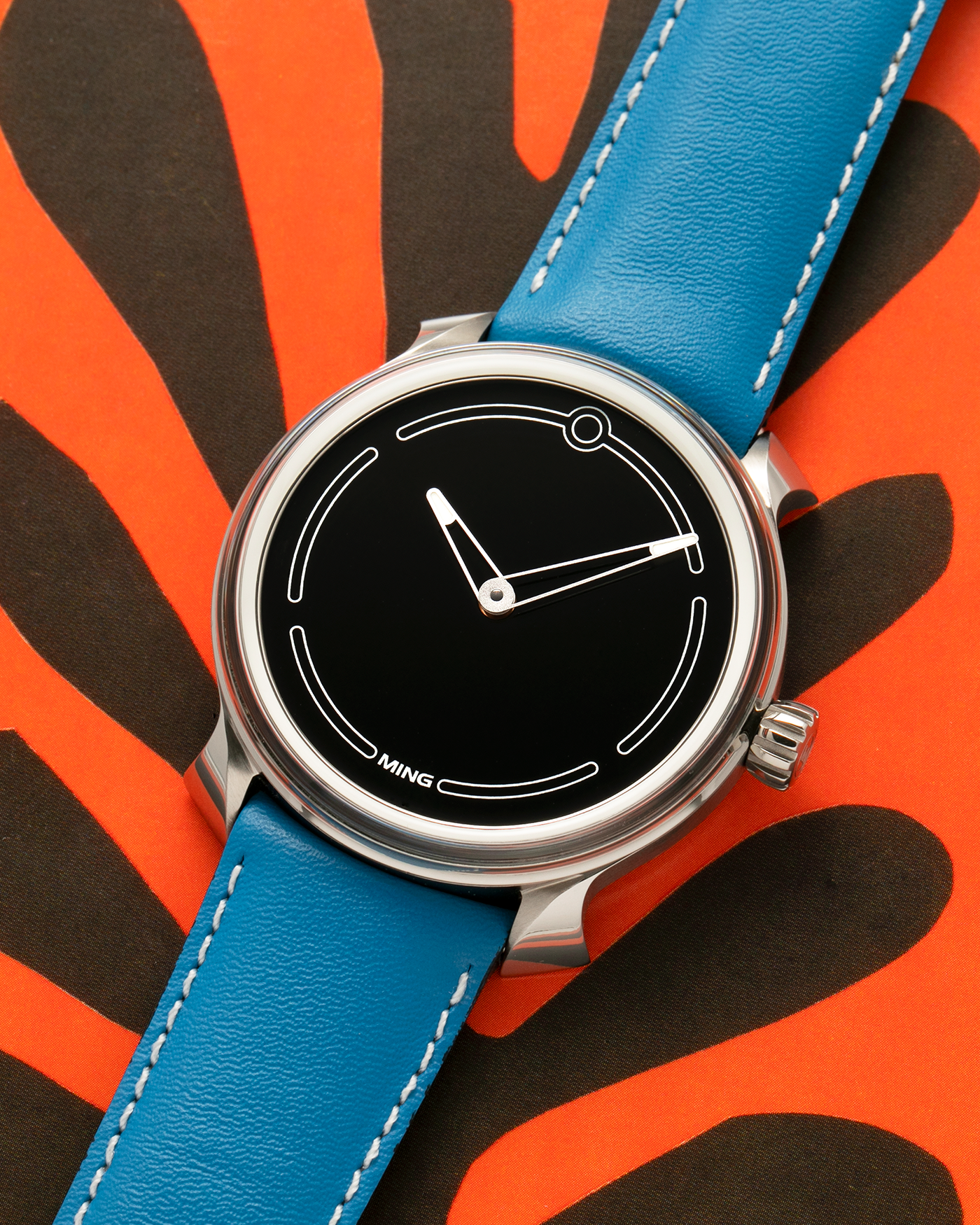 Brand: MING
Year: 2021
Model: 19.05, Limited to 15 Pieces
Material: Grade 5 Titanium
Movement: Schwarz-Etienne for MING Cal. ASE200.1, Manual-Winding
Case Dimensions: 39mm x 10.9mm (Lug-to-Lug 43mm)
Lug Width: 20mm
Strap/Bracelet: Jean Rousseau Sea Blue Calf Leather Strap for MING with Signed Grade 5 Titanium Tang Buckle, additional MING Universal Stainless Steel Bracelet