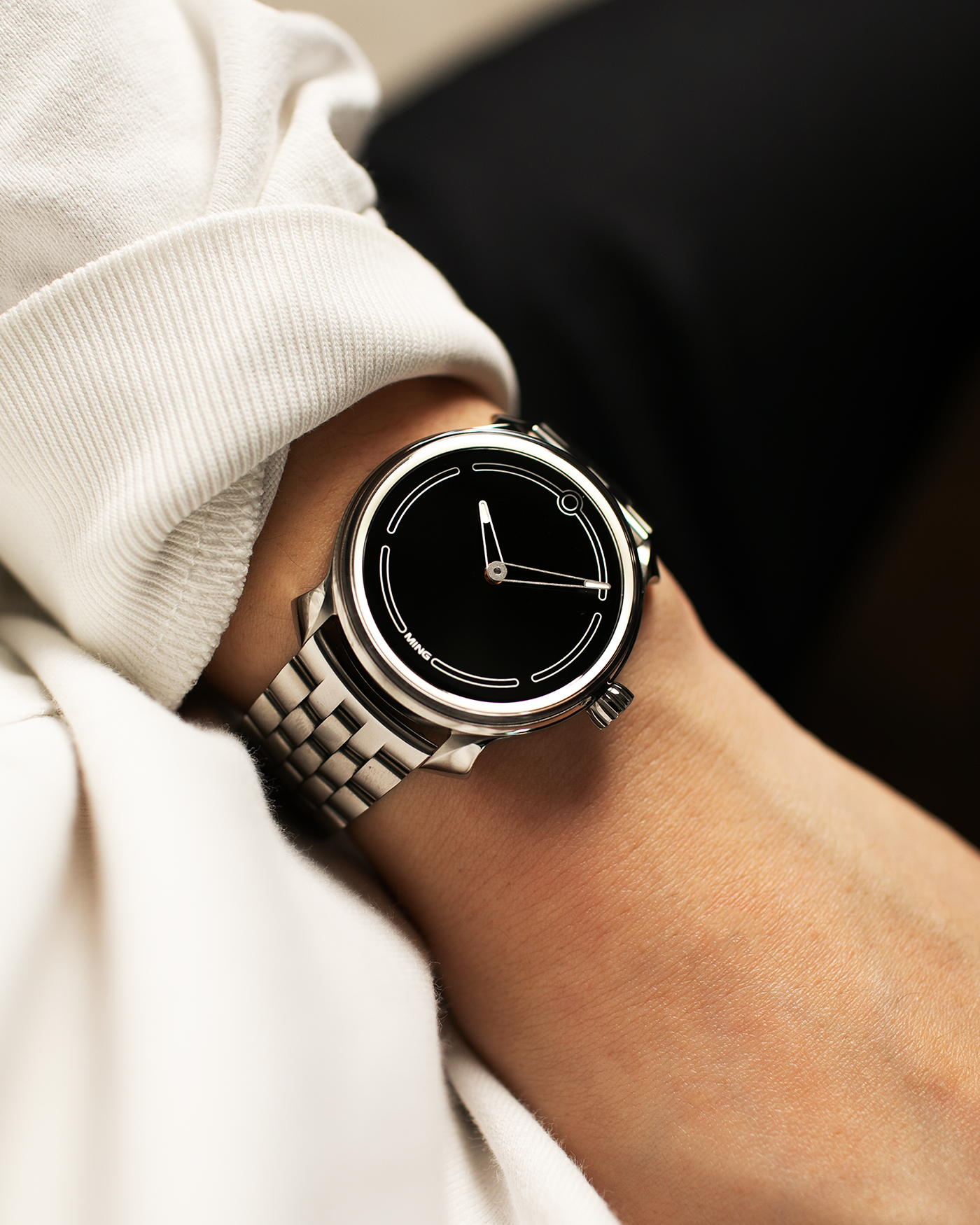 Brand: Ming Year: 2021 Model: 19.05 Material: Grade 5 Titanium Movement: Schwarz-Etienne for MING Cal. ASE 200.1, Self-Winding Case Diameter: 39mm Lug Width: 20mm Strap: Ming Universal Titanium Bracelet
